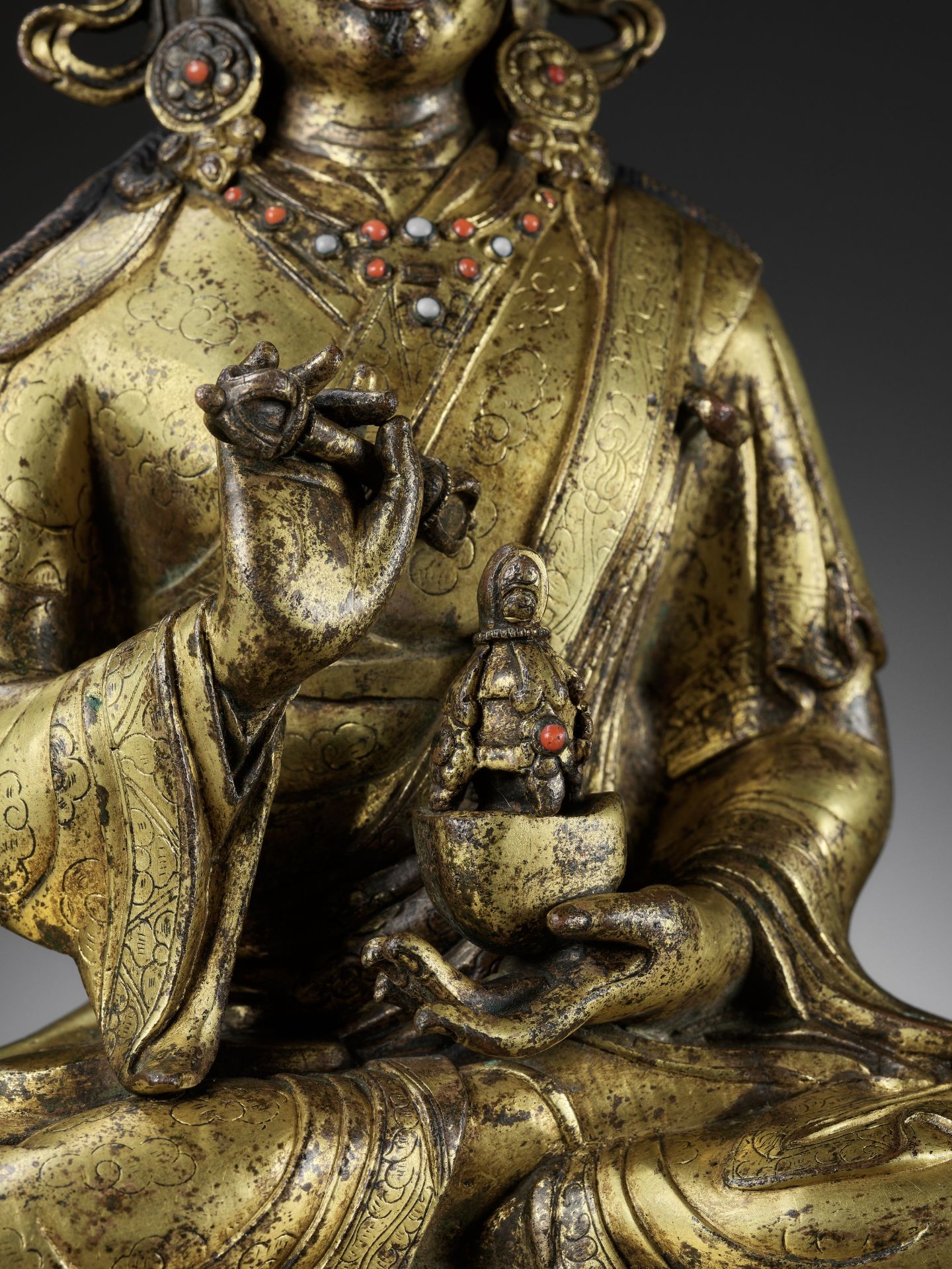 A LARGE GILT-BRONZE FIGURE OF PADMASAMBHAVA, LATE QING TO REPUBLIC - Bild 6 aus 17