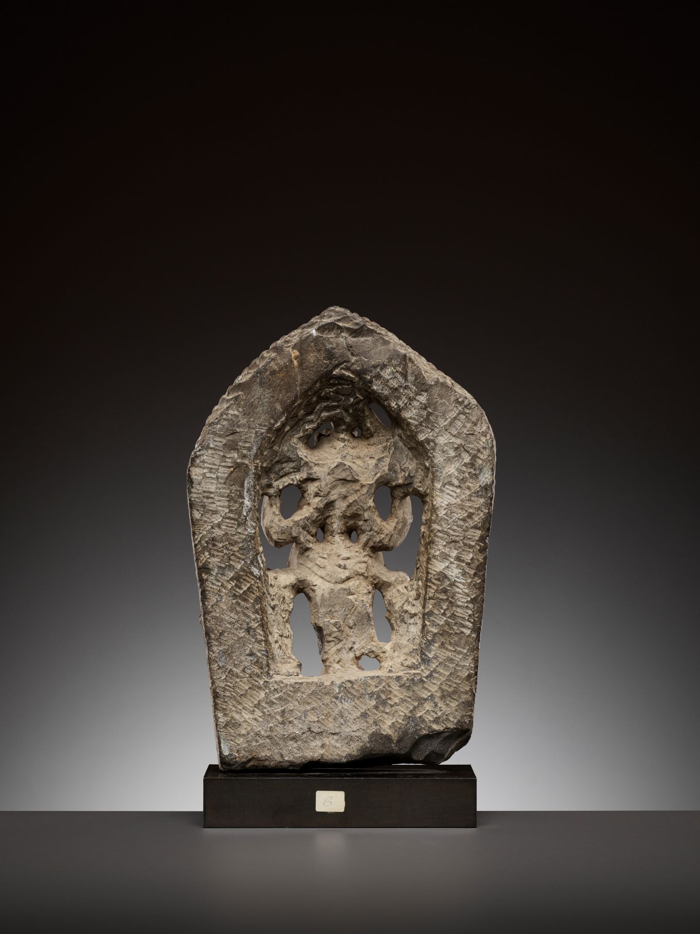 A SCHIST STELE DEPICTING ARDHANARISHVARA, 16TH-17TH CENTURY - Bild 8 aus 9