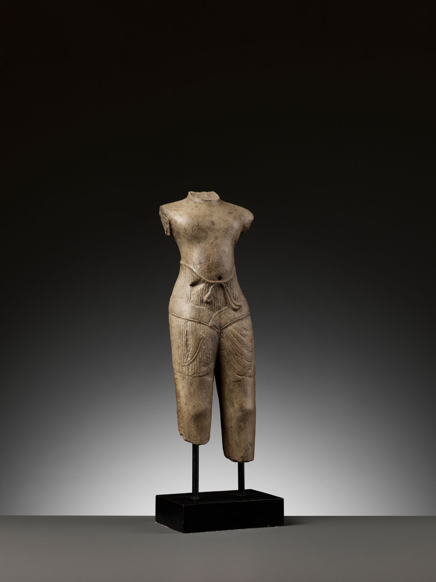 A SANDSTONE TORSO OF A MALE DEITY, BAPHUON STYLE, ANGKOR PERIOD - Image 9 of 12