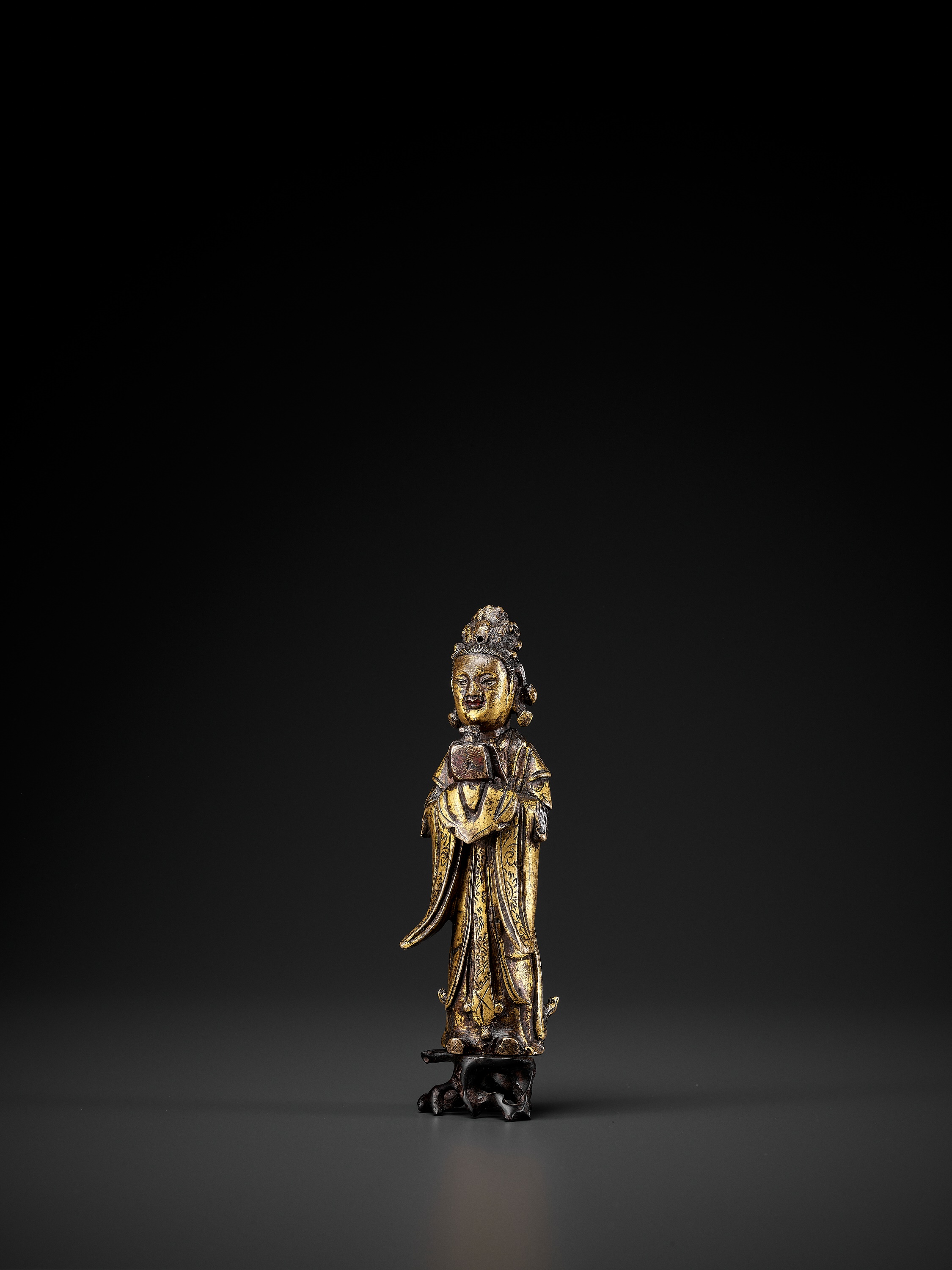 A GILT-BRONZE FIGURE OF A LADY, MING DYNASTY - Image 3 of 10