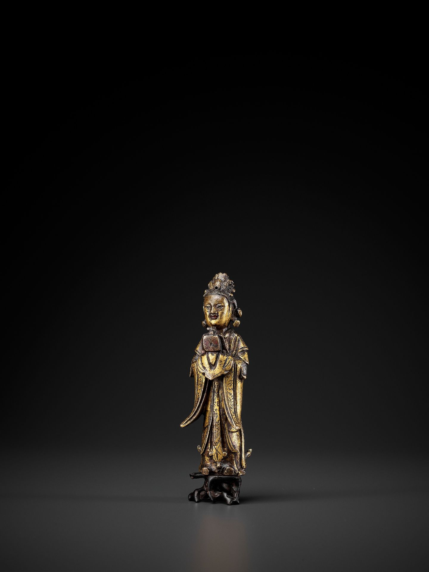 A GILT-BRONZE FIGURE OF A LADY, MING DYNASTY - Bild 3 aus 10