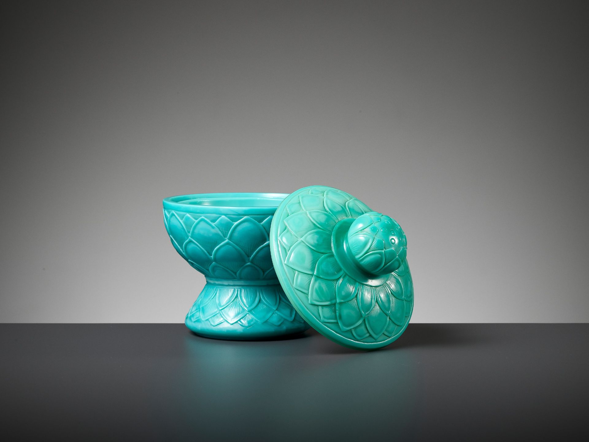 A RARE TURQUOISE PEKING GLASS STEM BOWL AND COVER, QIANLONG MARK AND PERIOD - Bild 6 aus 12