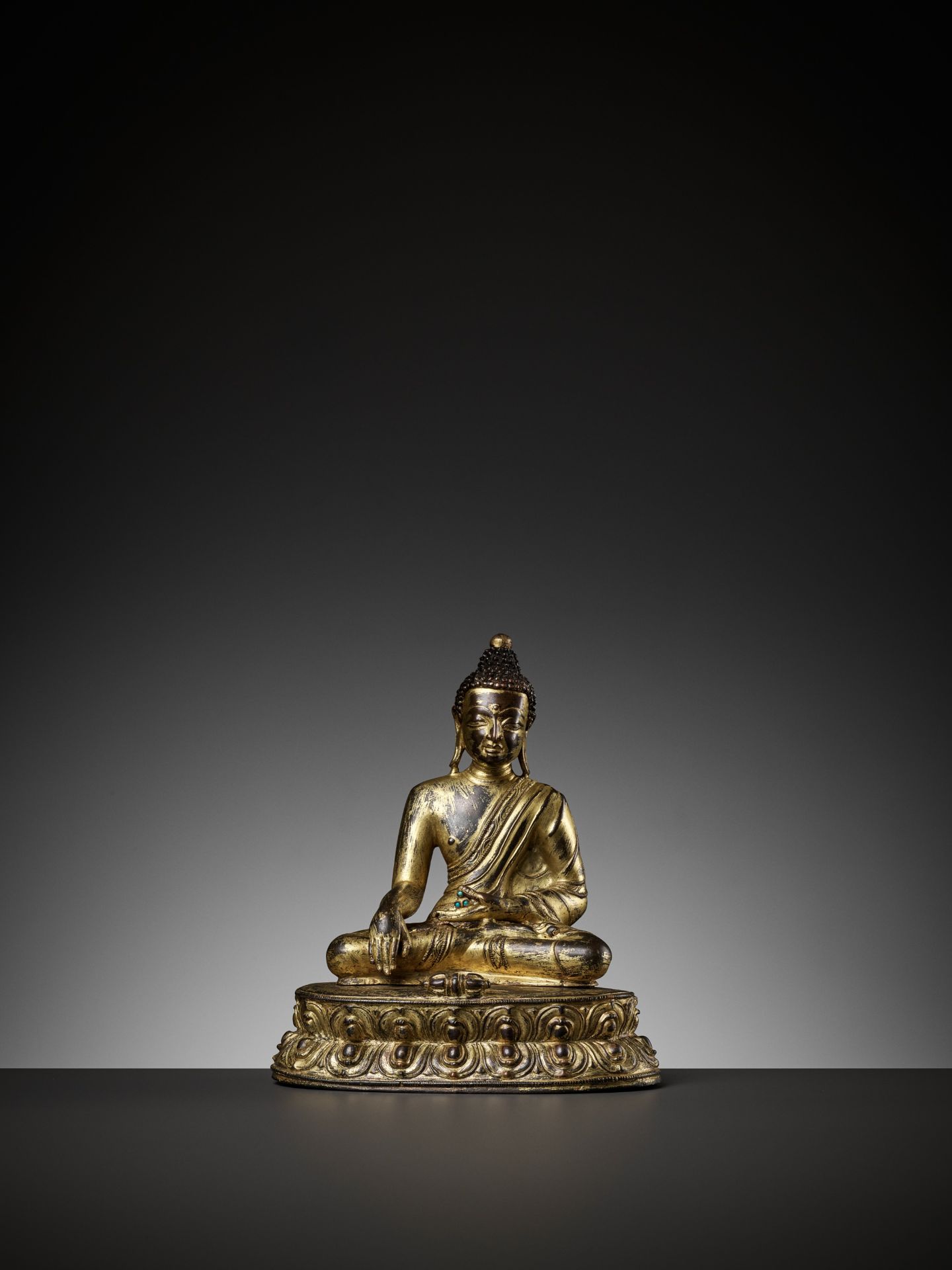 A GILT BRONZE FIGURE OF BUDDHA SHAKYAMUNI, 15TH CENTURY - Bild 3 aus 11