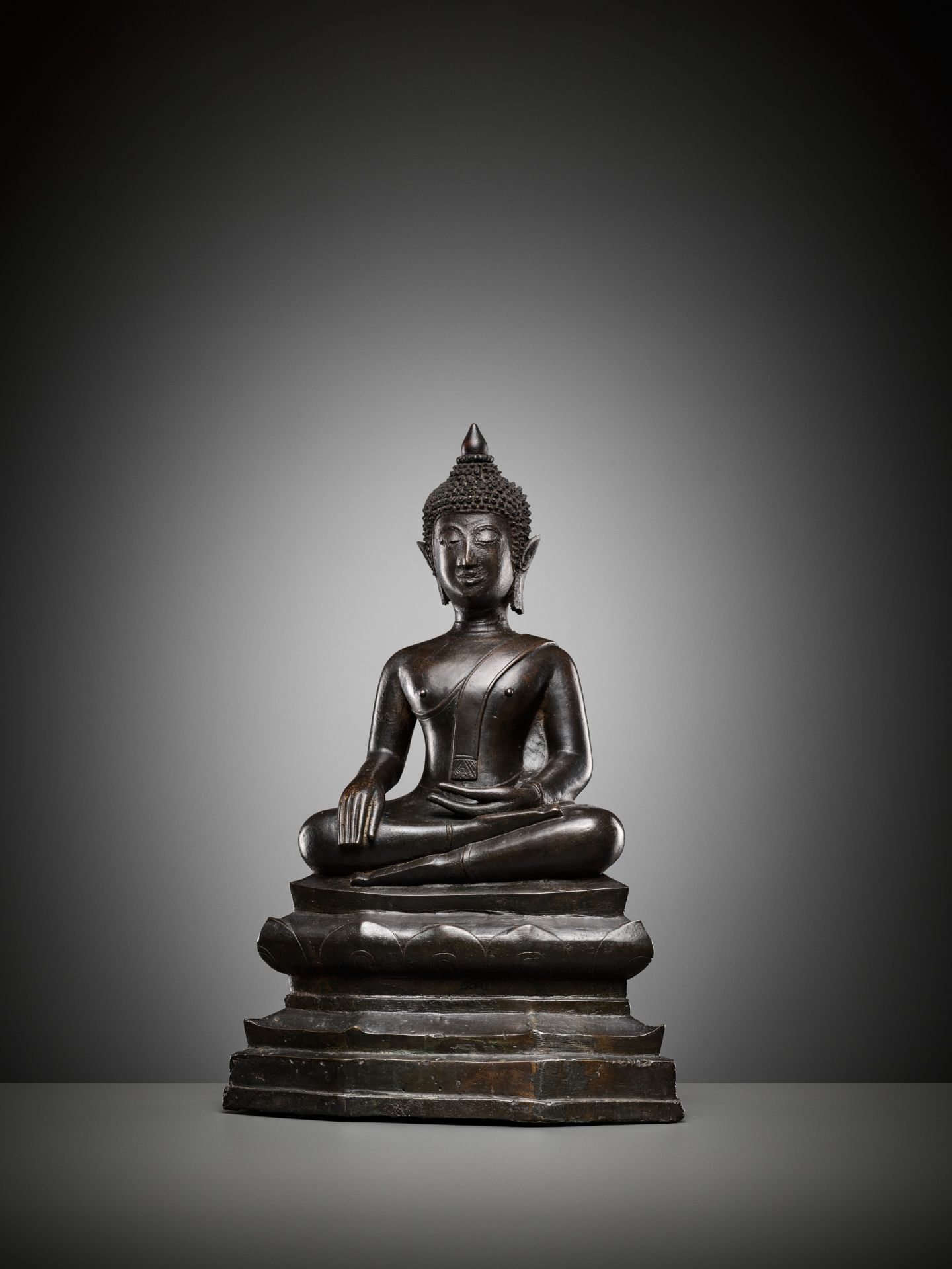 A BRONZE FIGURE OF BUDDHA SHAKYAMUNI, 16TH-17TH CENTURY - Bild 10 aus 11