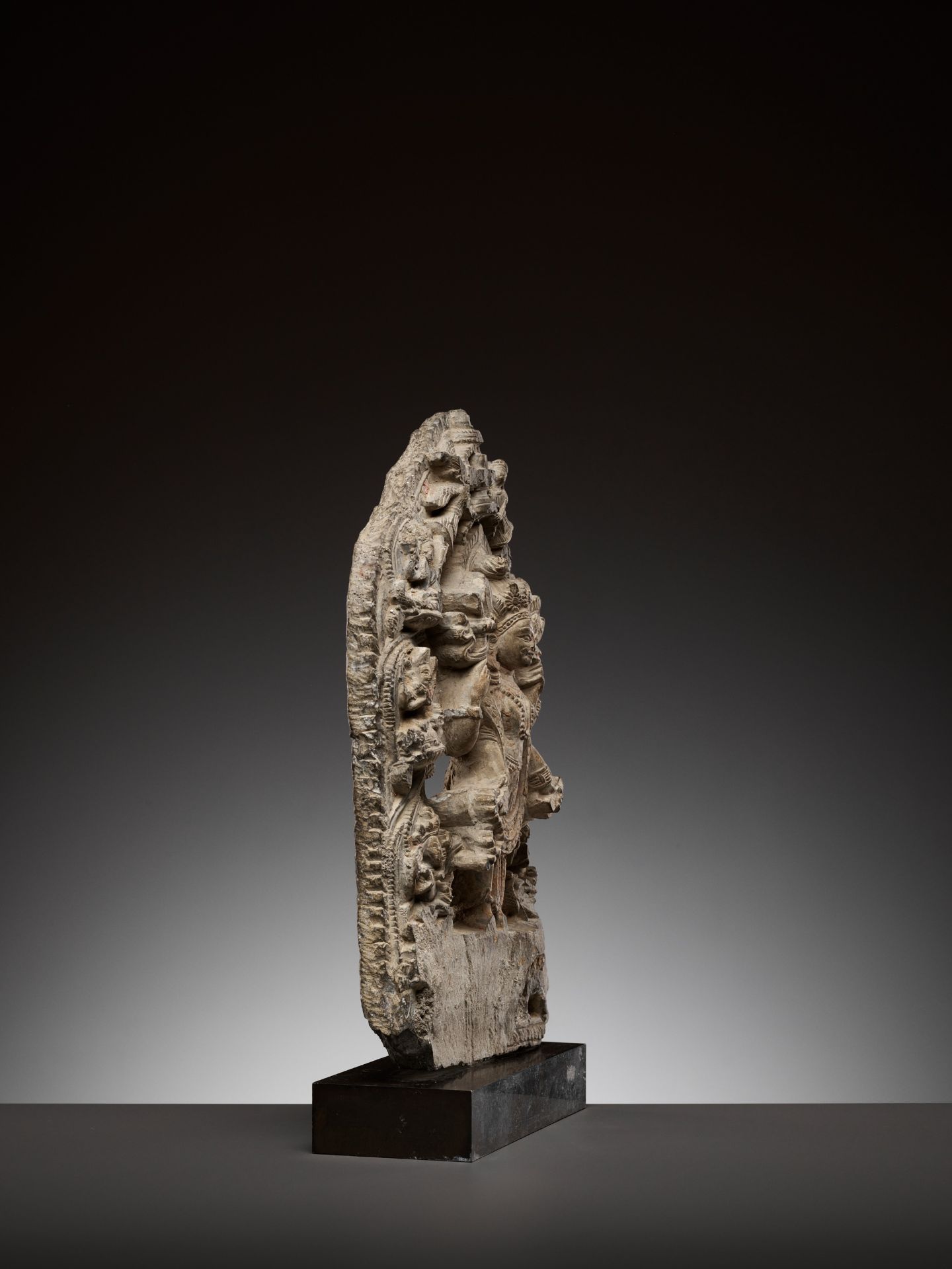 A SCHIST STELE DEPICTING ARDHANARISHVARA, 16TH-17TH CENTURY - Bild 6 aus 9