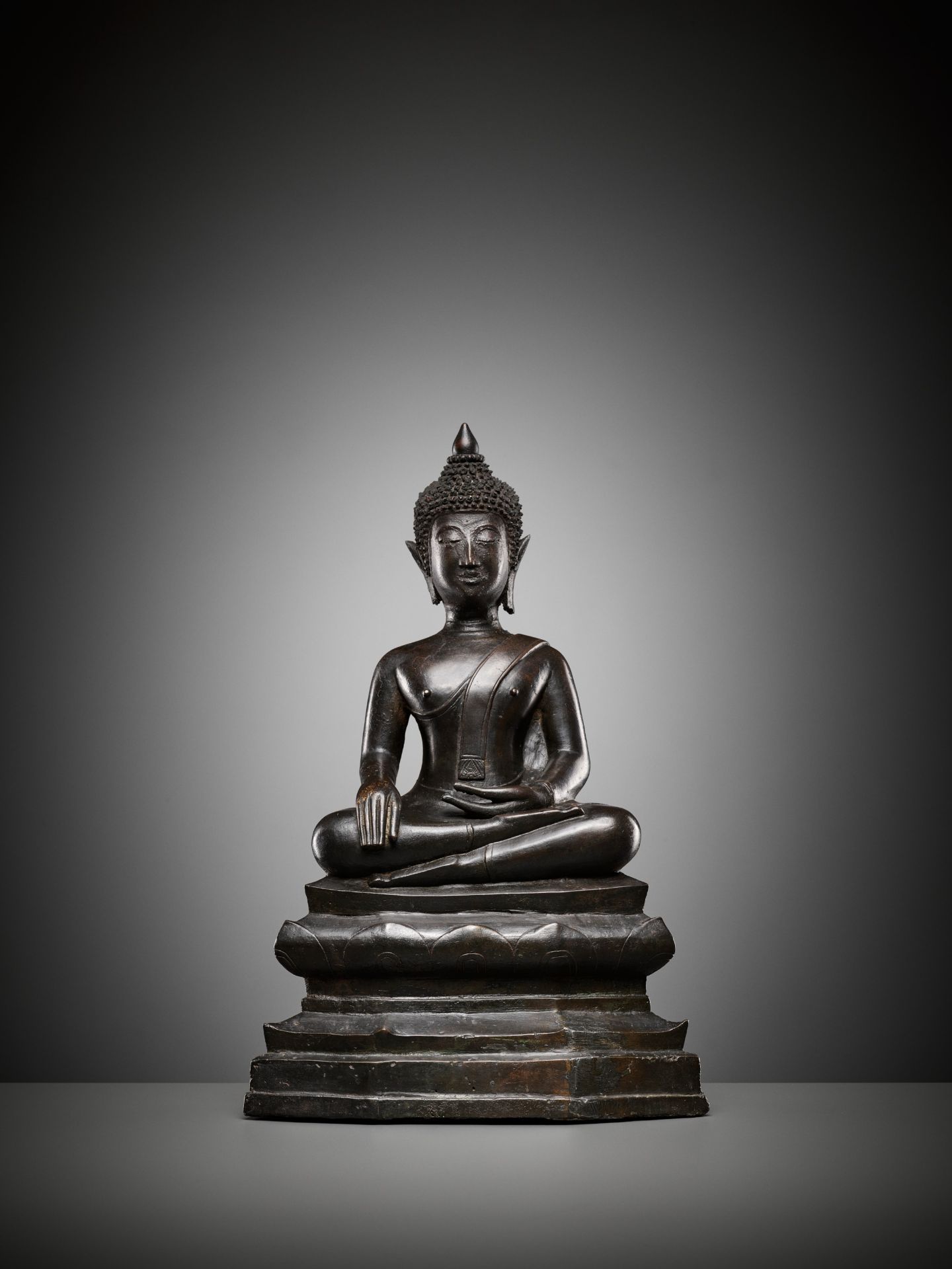 A BRONZE FIGURE OF BUDDHA SHAKYAMUNI, 16TH-17TH CENTURY - Bild 3 aus 11
