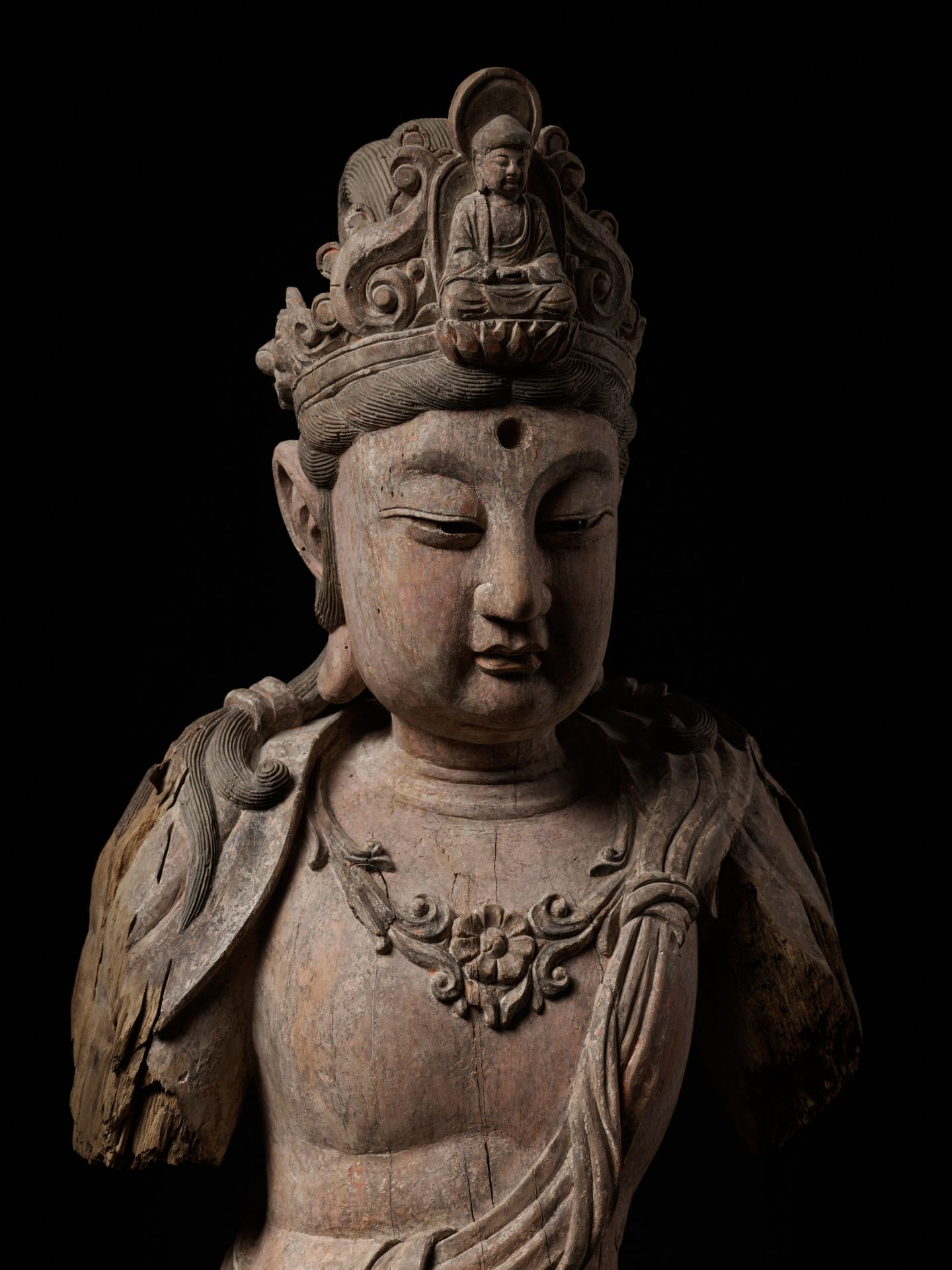 A MONUMENTAL WOOD STATUE OF GUANYIN, QING DYNASTY - Bild 6 aus 16