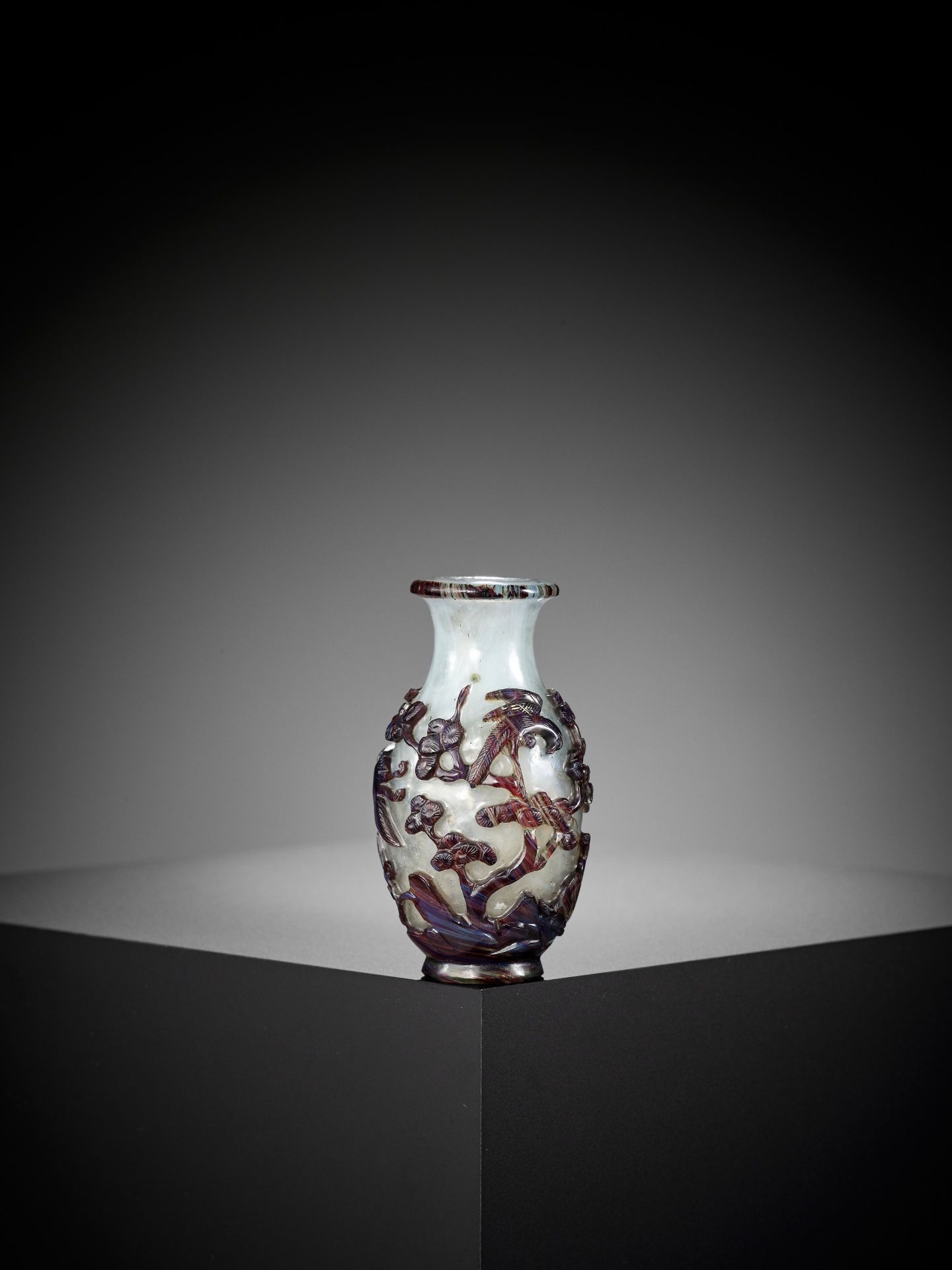 A 'BANDED AGATE' OVERLAY GLASS VASE, 18TH CENTURY - Bild 6 aus 9