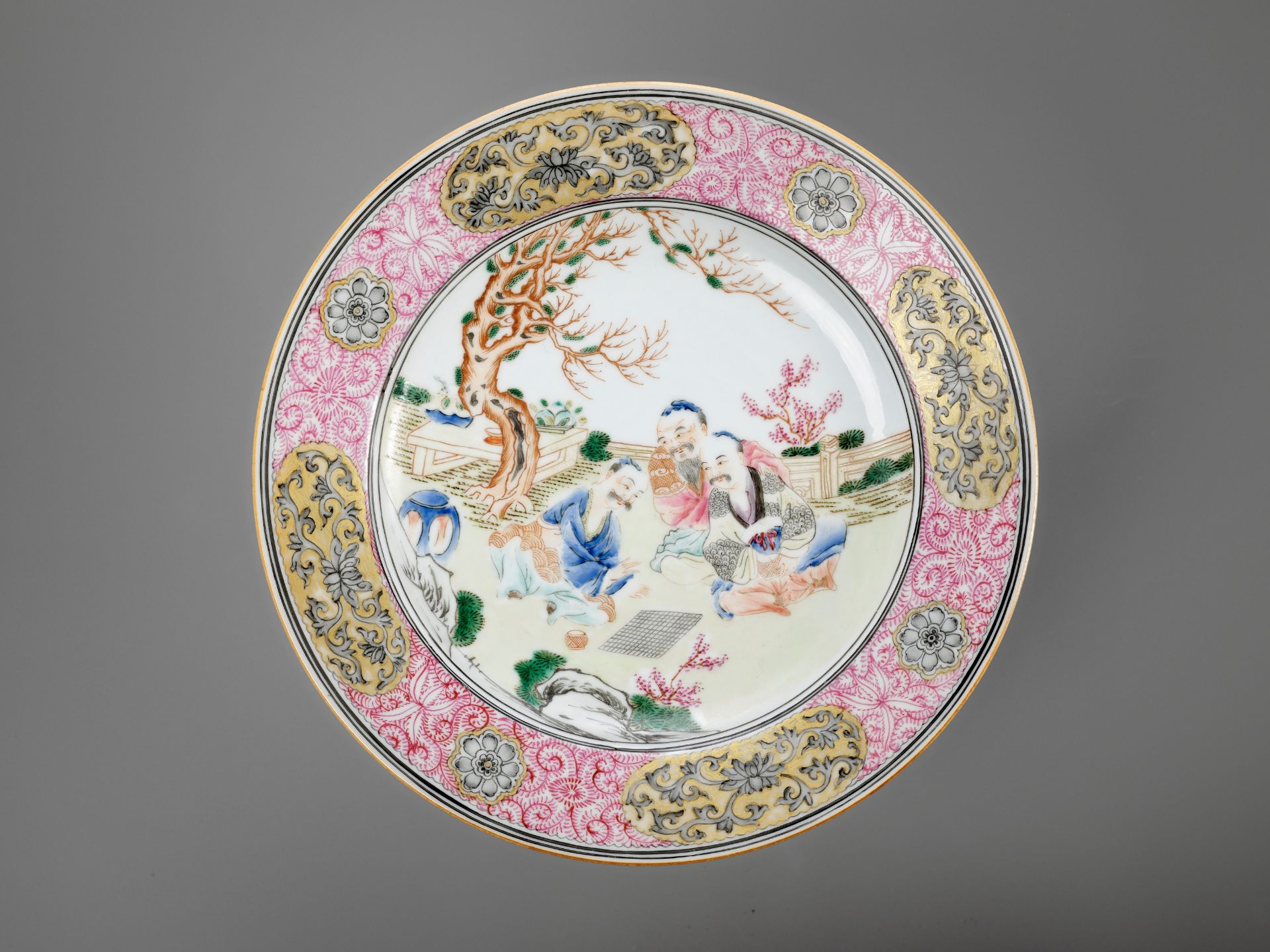 A GILT, ENAMELED AND GRISAILLE-DECORATED FAMILLE ROSE 'WEIQI PLAYERS' DISH, 18TH CENTURY - Bild 6 aus 7