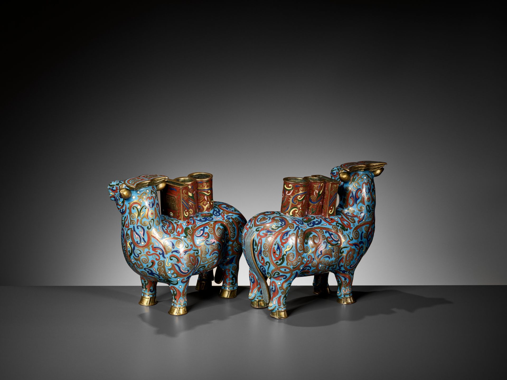 A PAIR OF CLOISONNE 'BUFFALO' JOSS STICK HOLDERS, LATE QING DYNASTY - Bild 7 aus 9