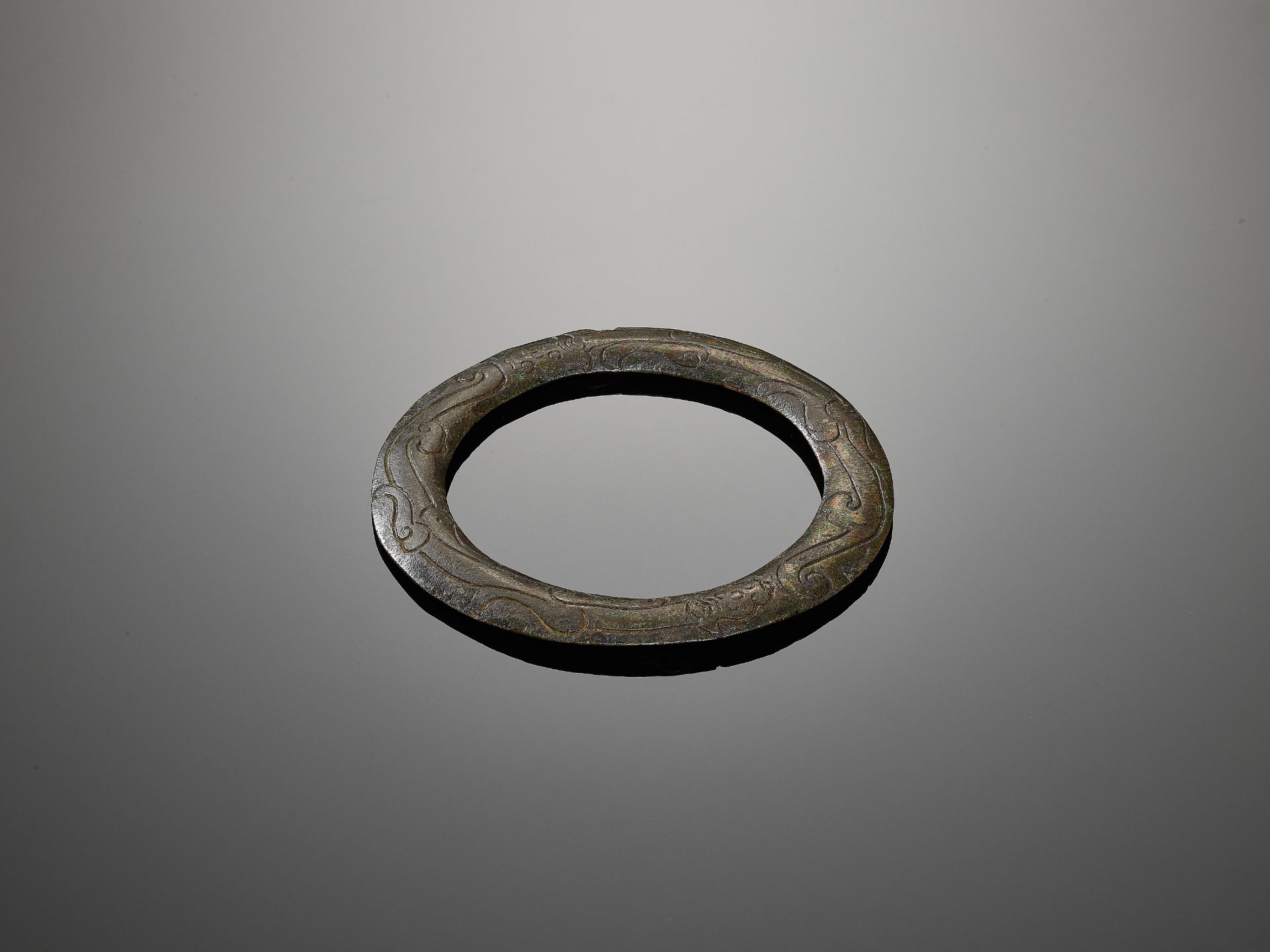 A SILVER AND GOLD INLAID BRONZE BANGLE, WARRING STATES TO WESTERN HAN - Bild 3 aus 9