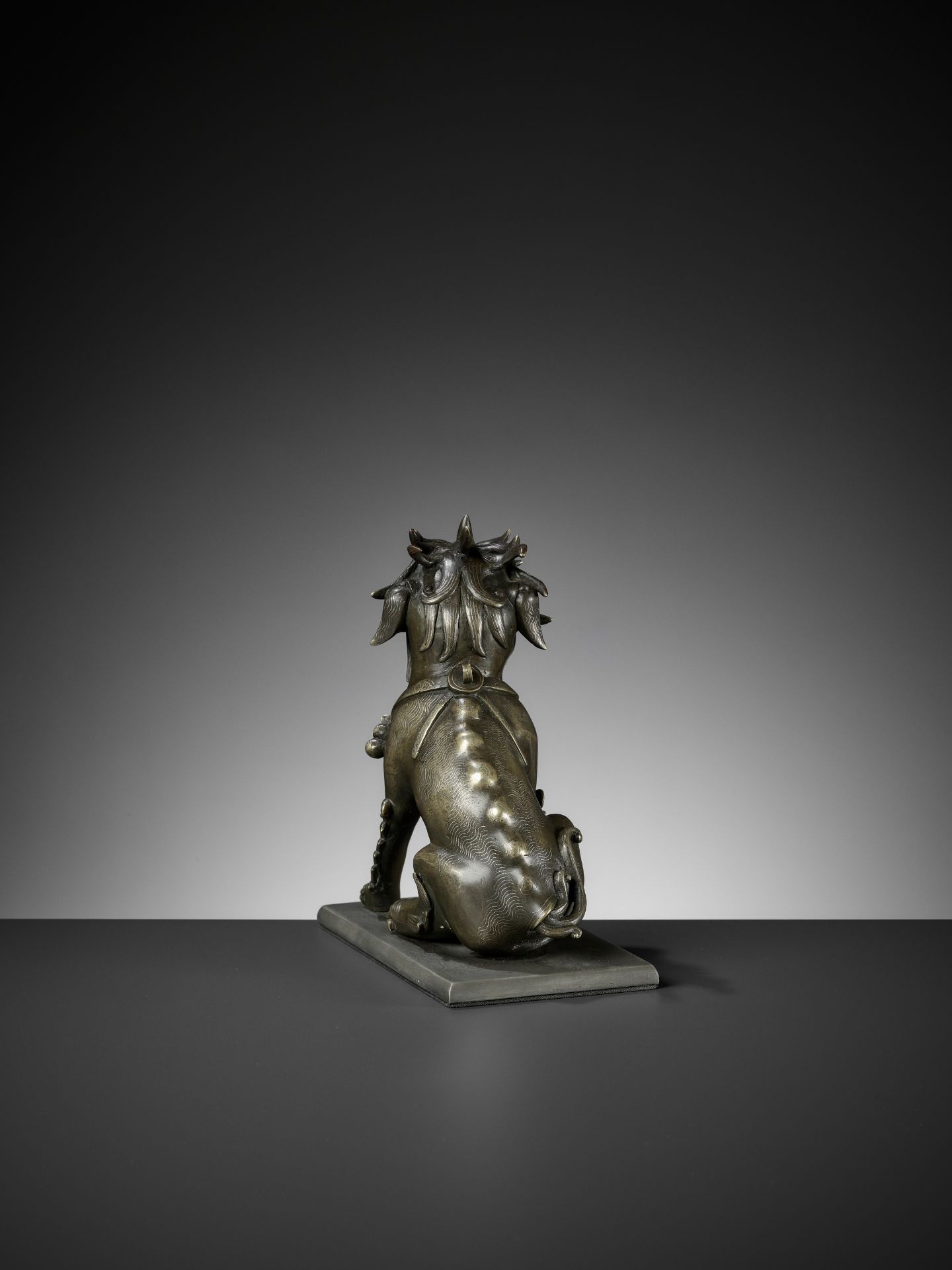 A SILVER WIRE-INLAID BRONZE FIGURE OF A QILIN, ATTRIBUTED TO SHISOU, QING DYNASTY - Image 7 of 12