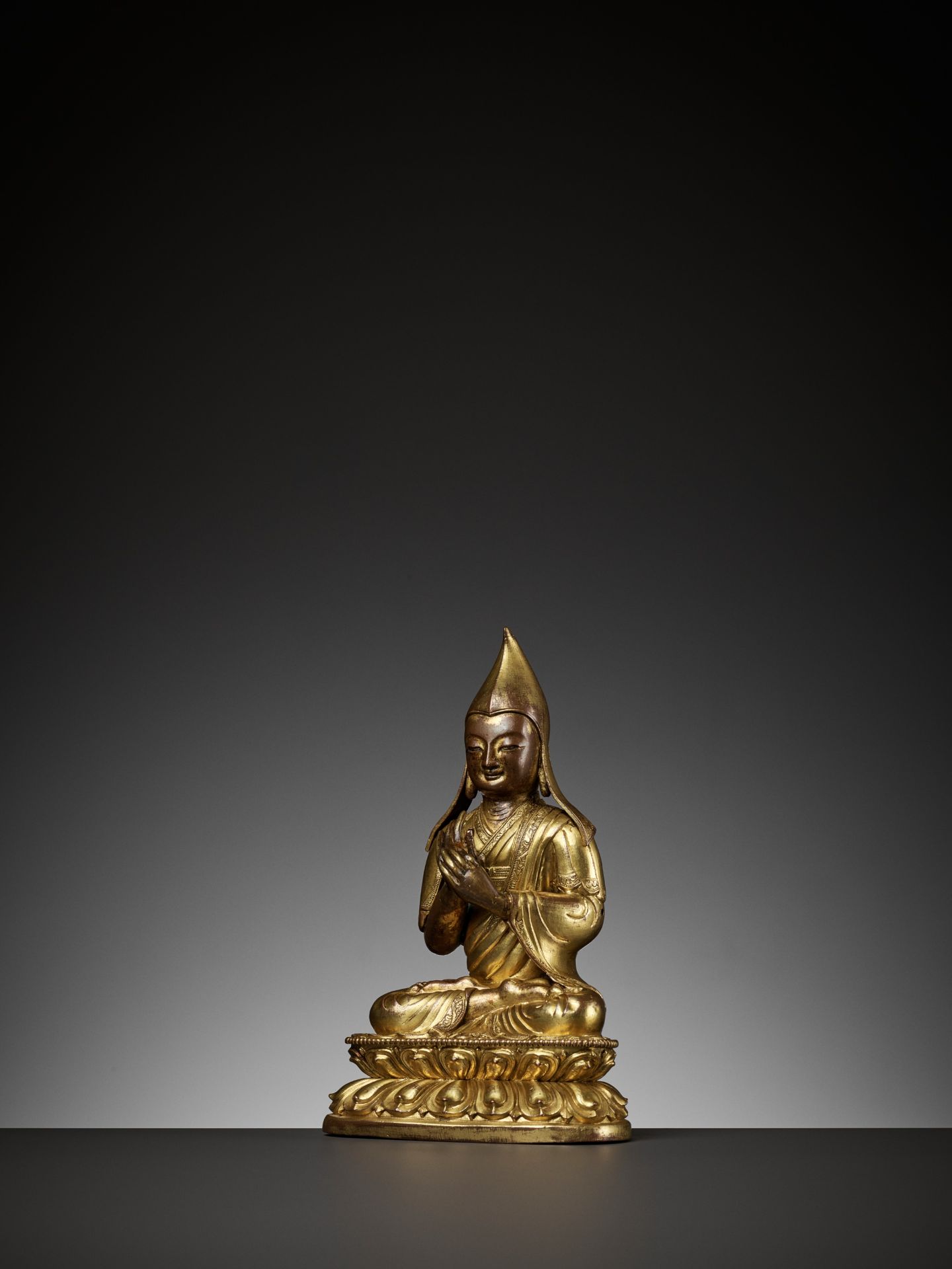 A GILT-COPPER REPOUSSE FIGURE OF A LAMA, 18TH CENTURY - Bild 5 aus 10