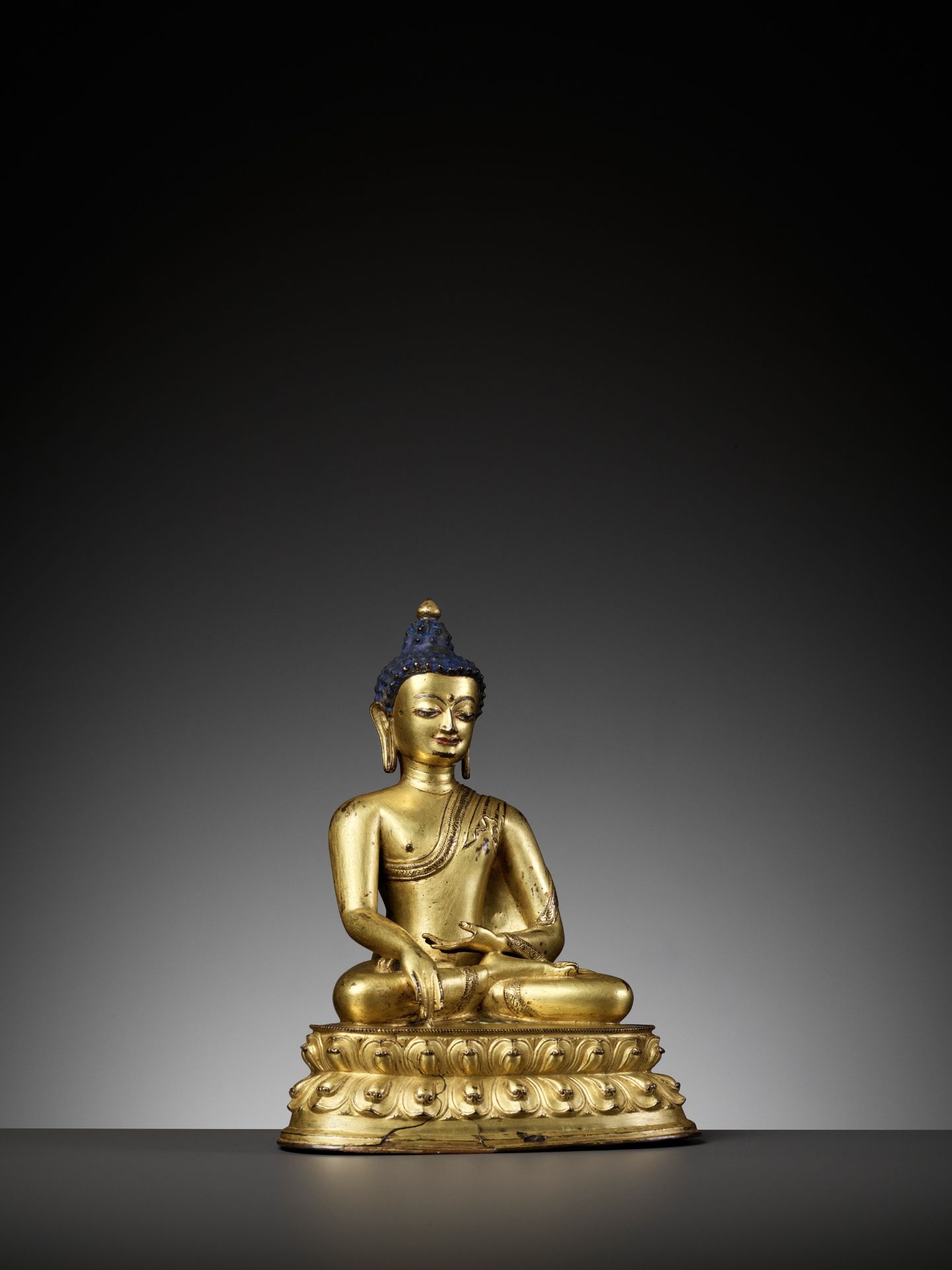 A GILT BRONZE FIGURE OF BUDDHA SHAKYAMUNI, 15TH CENTURY - Bild 9 aus 11