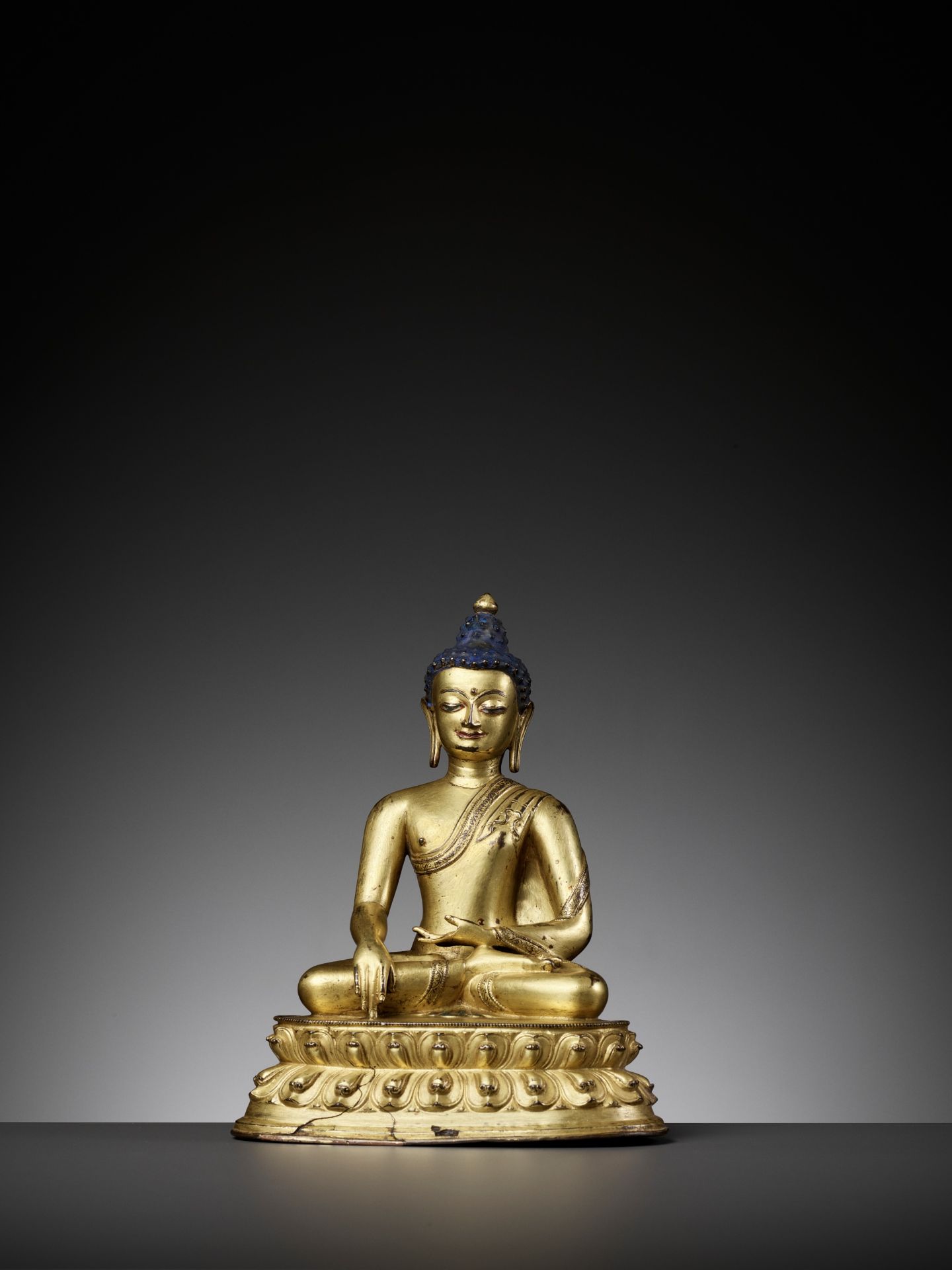 A GILT BRONZE FIGURE OF BUDDHA SHAKYAMUNI, 15TH CENTURY - Bild 3 aus 11