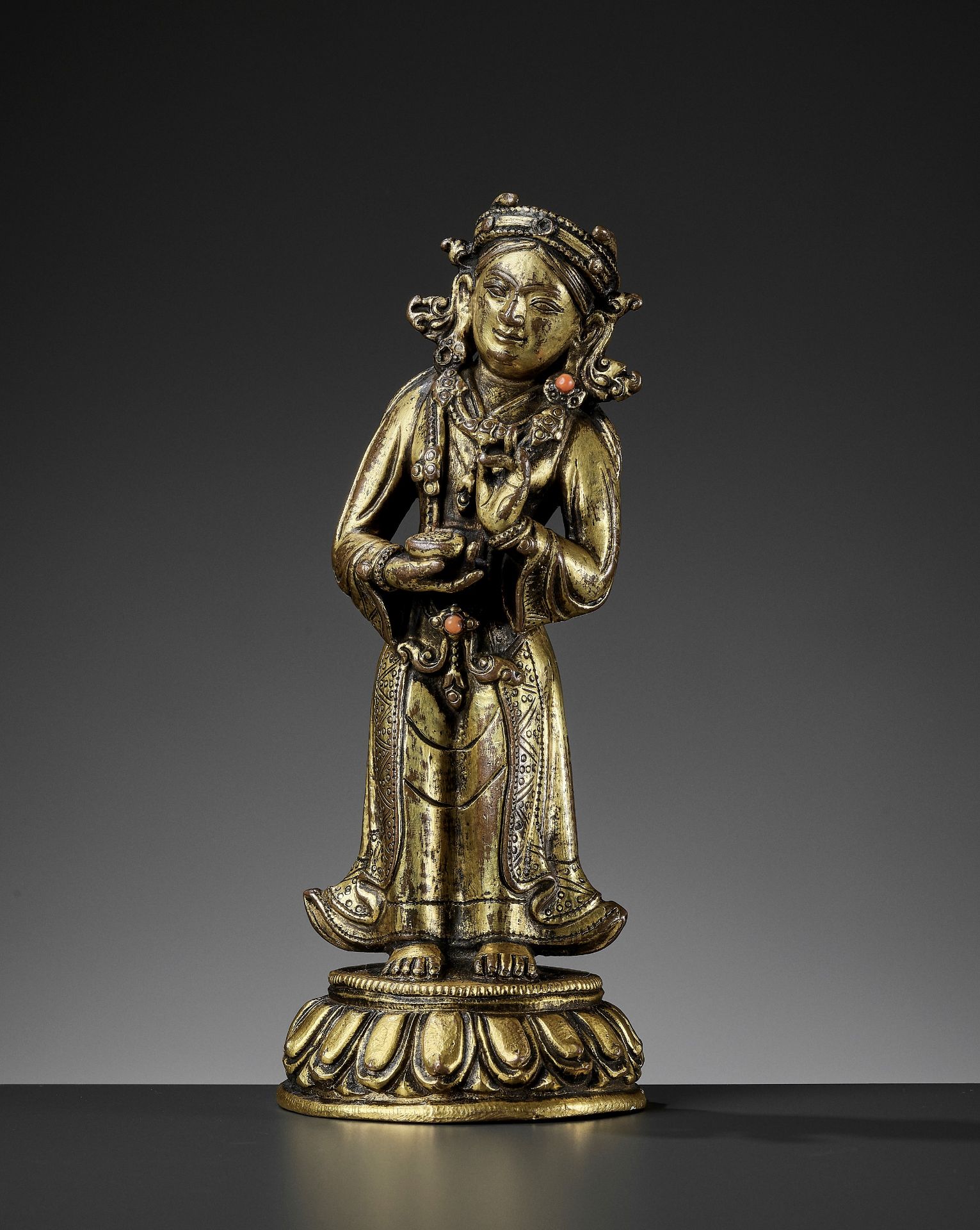 A GILT BRONZE FIGURE OF MANDARAVA, 16TH-17TH CENTURY