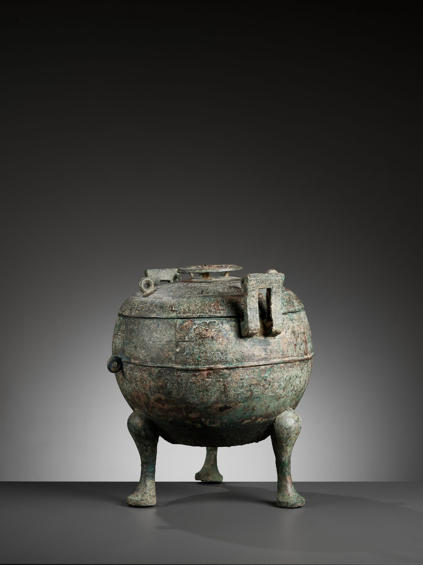 A LARGE ARCHAIC BRONZE RITUAL FOOD VESSEL AND COVER, DING, WARRING STATES - Bild 3 aus 15