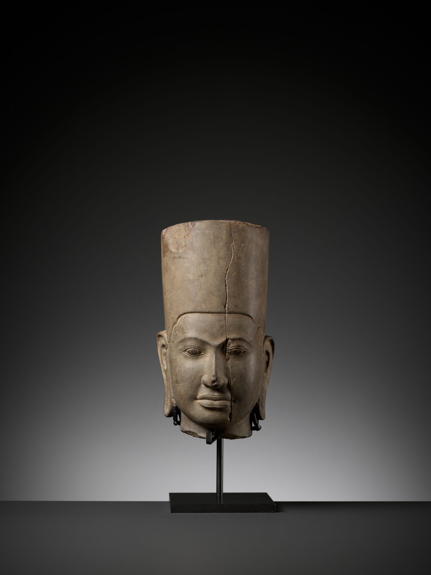 A SANDSTONE HEAD OF A MALE DEITY, PRE-ANGKOR PERIOD - Bild 6 aus 12