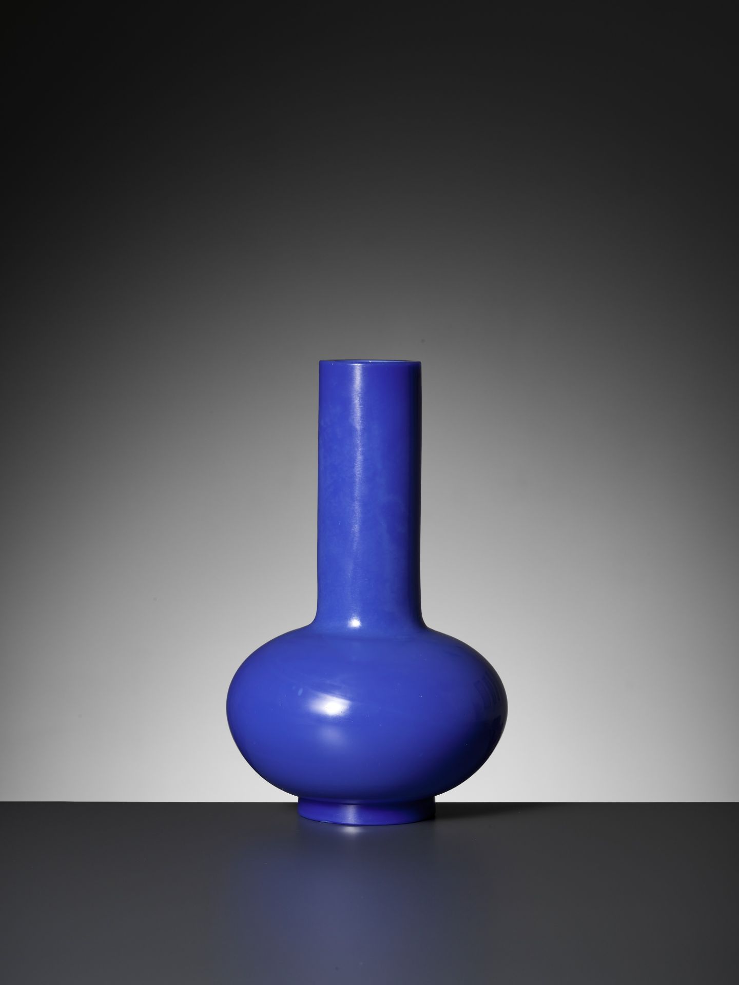 A BLUE GLASS BOTTLE VASE, 18TH CENTURY - Bild 9 aus 16
