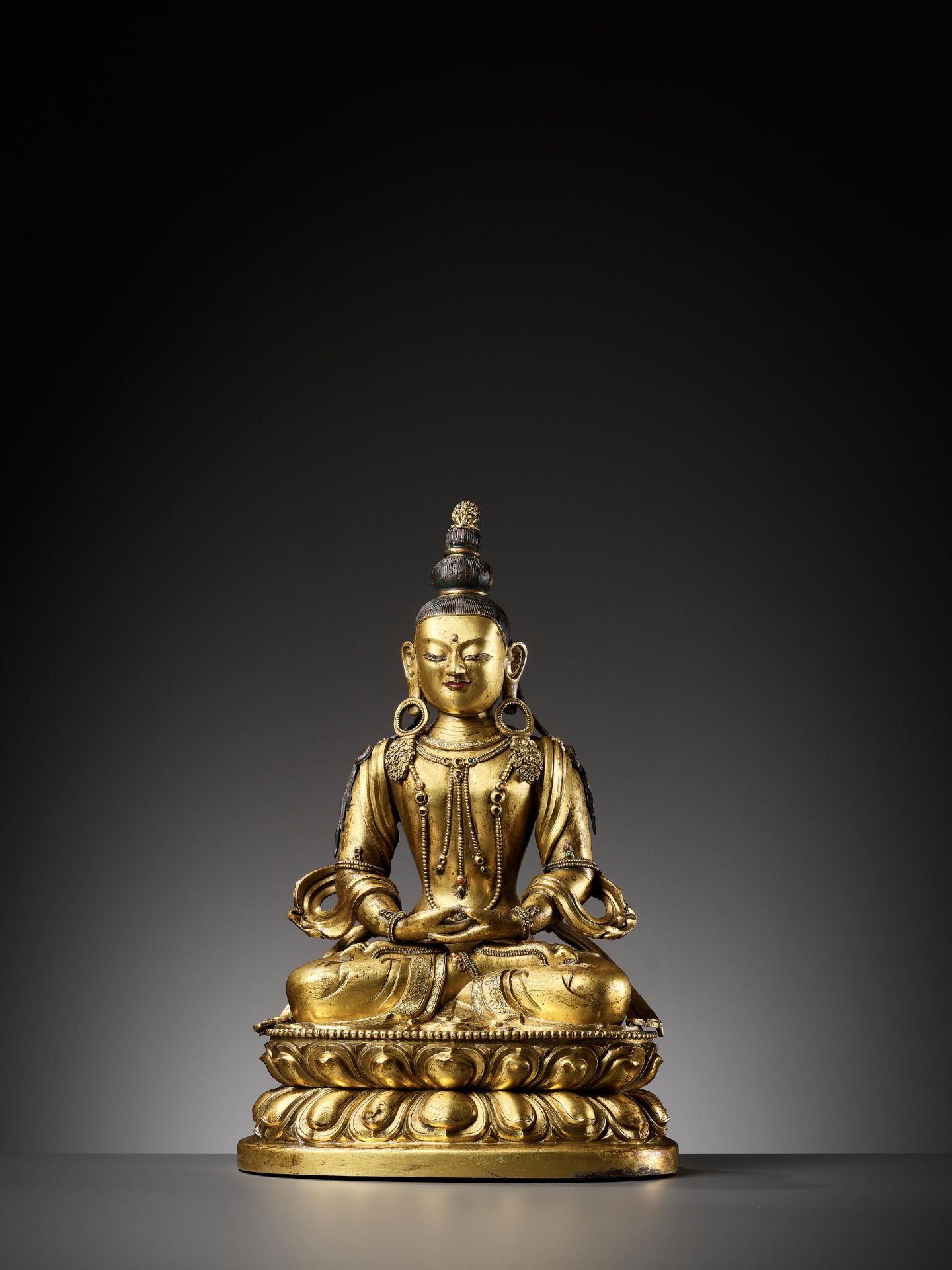 A CAST AND REPOUSSE GILT COPPER ALLOY FIGURE OF AMITAYUS, QIANLONG PERIOD - Image 6 of 12