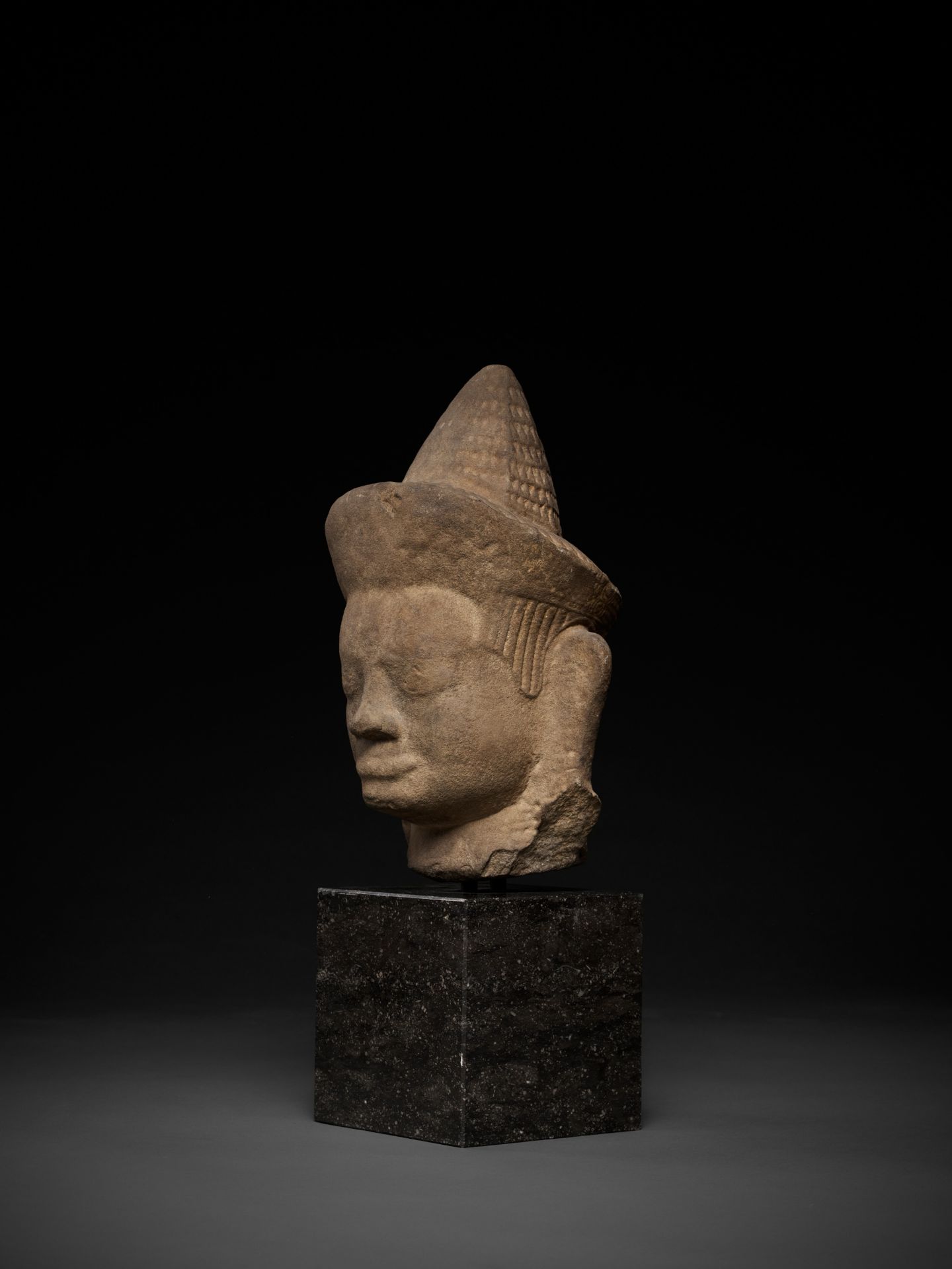 A MONUMENTAL SANDSTONE HEAD OF A MALE DEITY, ANGKOR WAT STYLE - Bild 6 aus 10