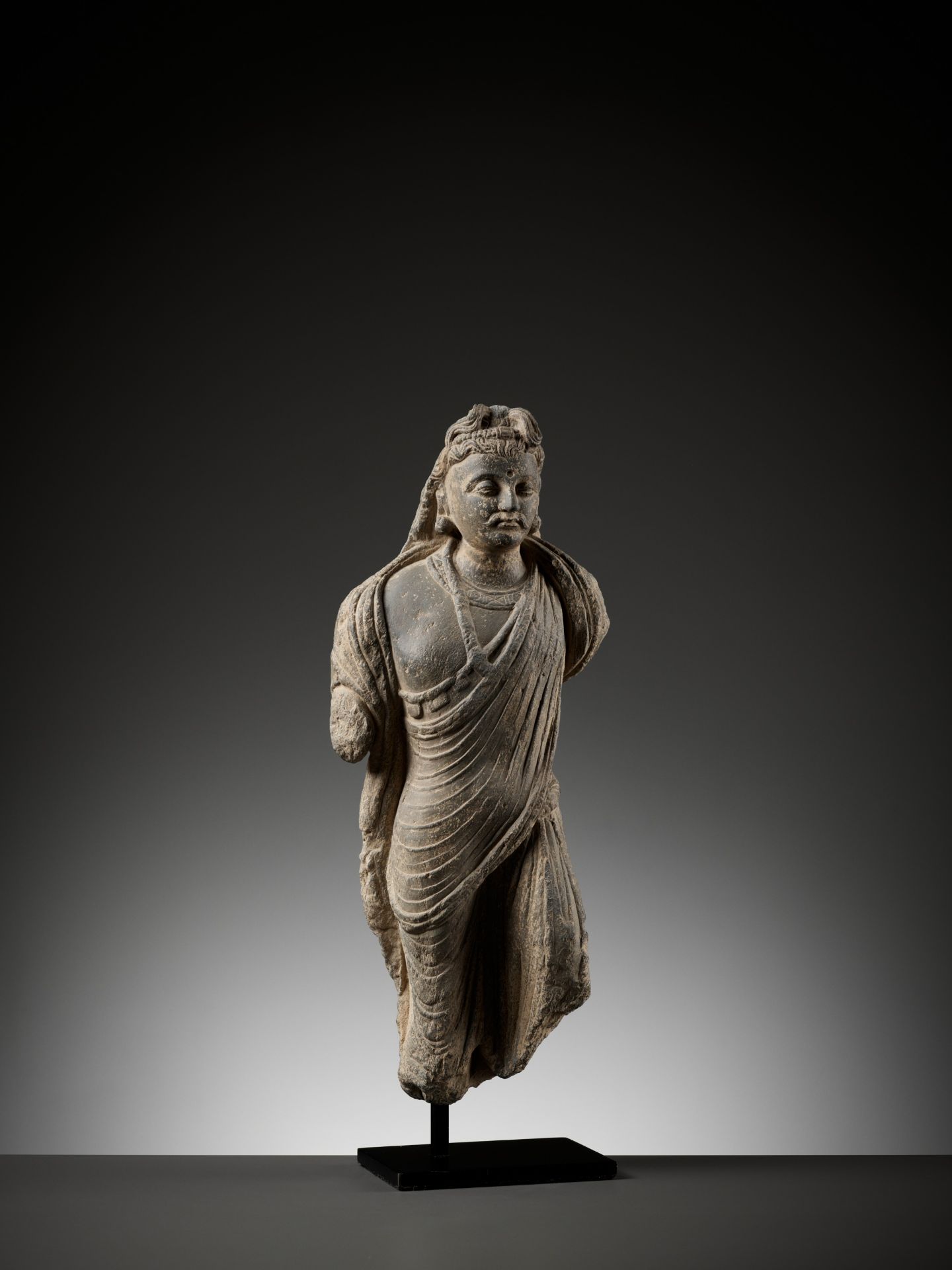 A SCHIST FIGURE OF MAITREYA, KUSHAN PERIOD - Bild 7 aus 9