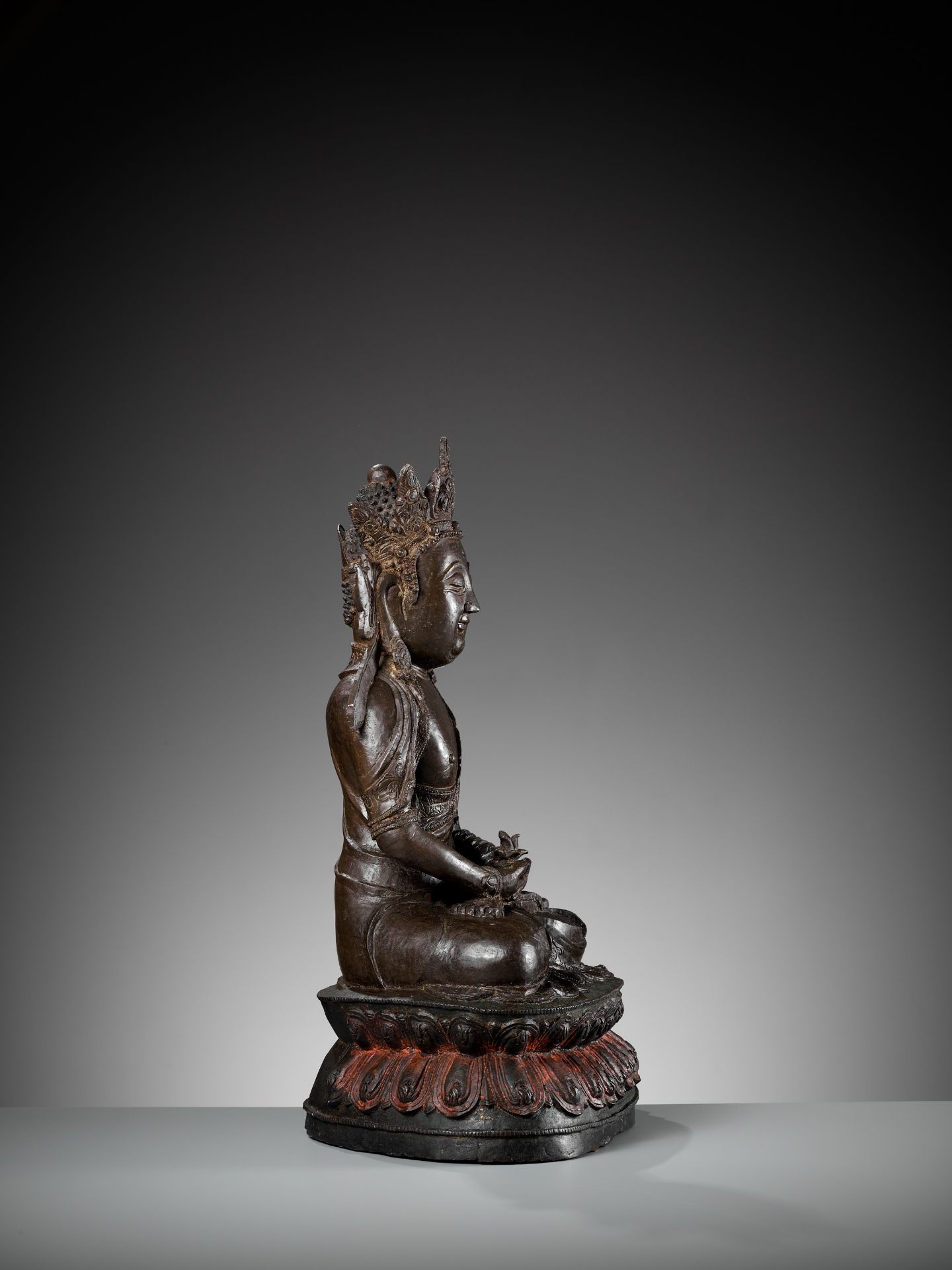 A MASSIVE BRONZE FIGURE OF AVALOKITESHVARA, DATED THIRD YEAR OF JIAJING, CORRESPONDING TO 1524 - Bild 11 aus 14