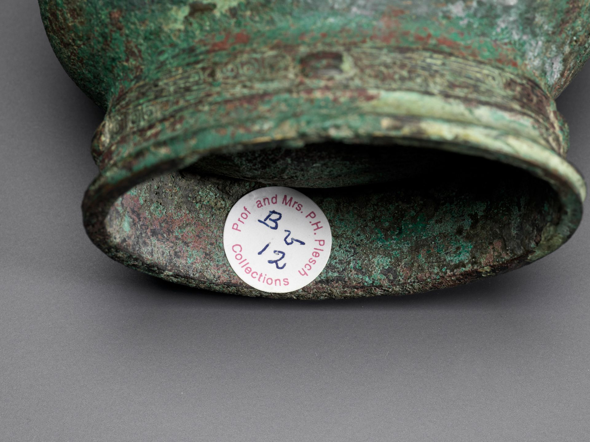 A BRONZE RITUAL WINE CUP, ZHI, LATE SHANG TO EARLY WESTERN ZHOU - Bild 15 aus 15