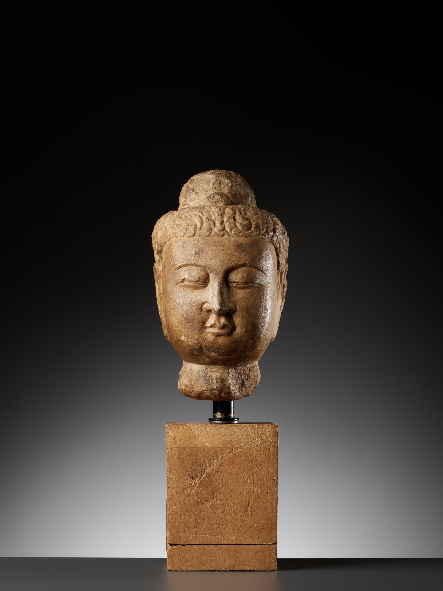 A MARBLE HEAD OF BUDDHA, TANG DYNASTY - Bild 2 aus 15