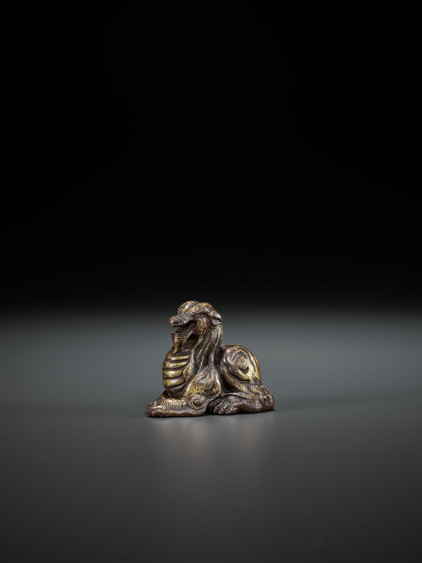 A PAIR OF GILT BRONZE 'MYTHICAL BEAST' WEIGHTS, EASTERN ZHOU TO WESTERN HAN - Bild 9 aus 17