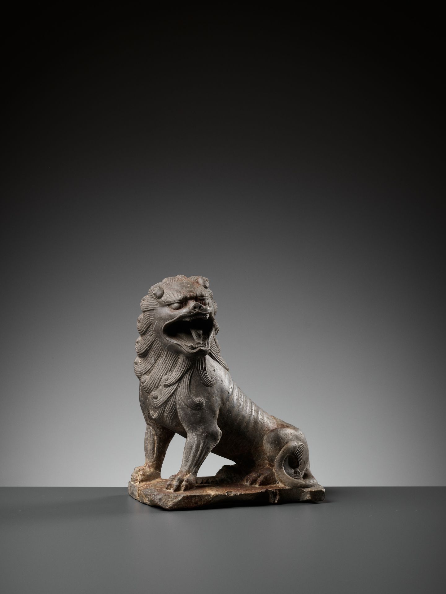 A SUPERBLY CARVED LIMESTONE FIGURE OF A LION, TANG DYNASTY - Bild 10 aus 19