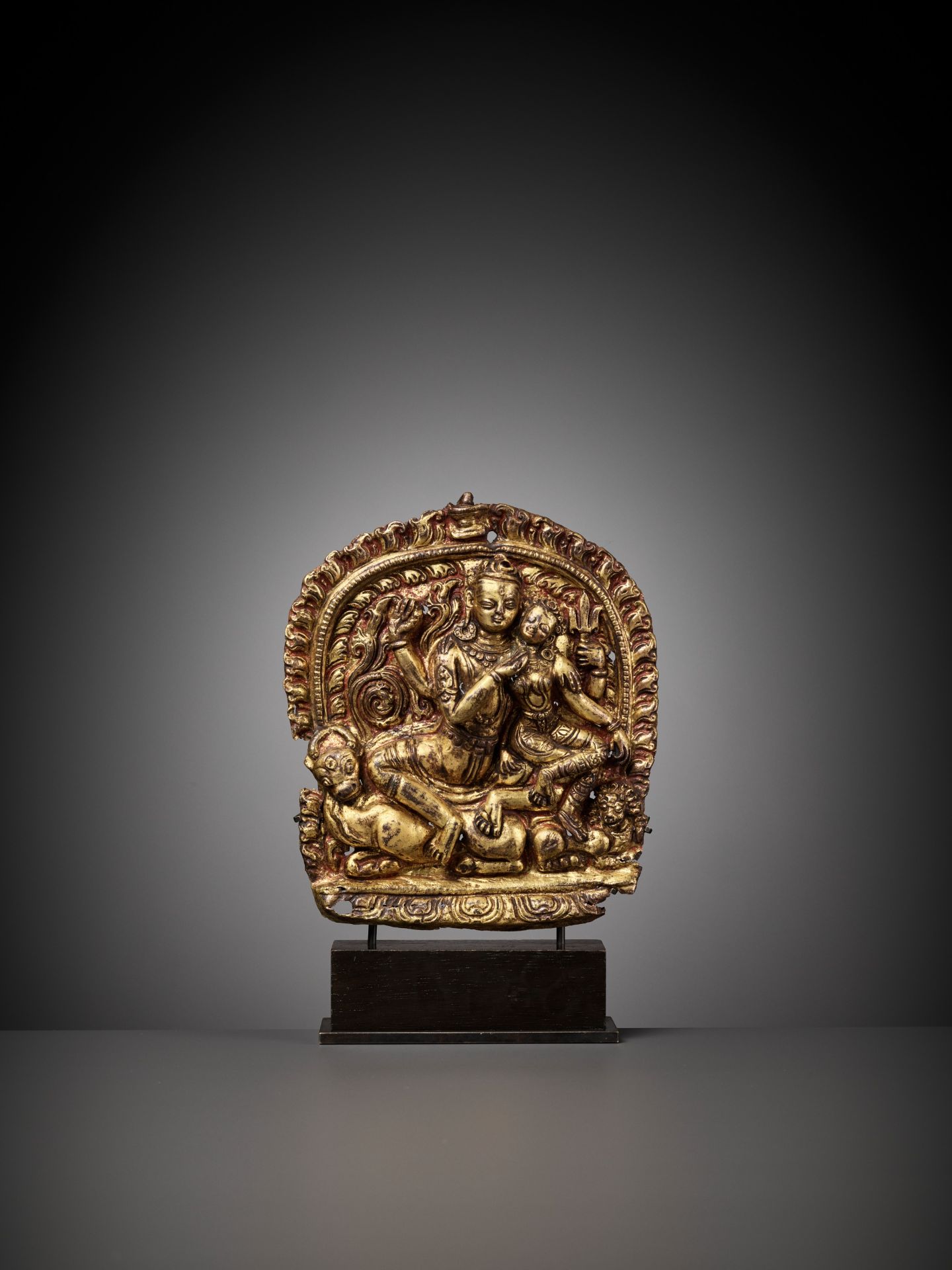 A GILT COPPER ALLOY REPOUSSE PLAQUE DEPICTING UMAMAHESHVARA - Bild 9 aus 9