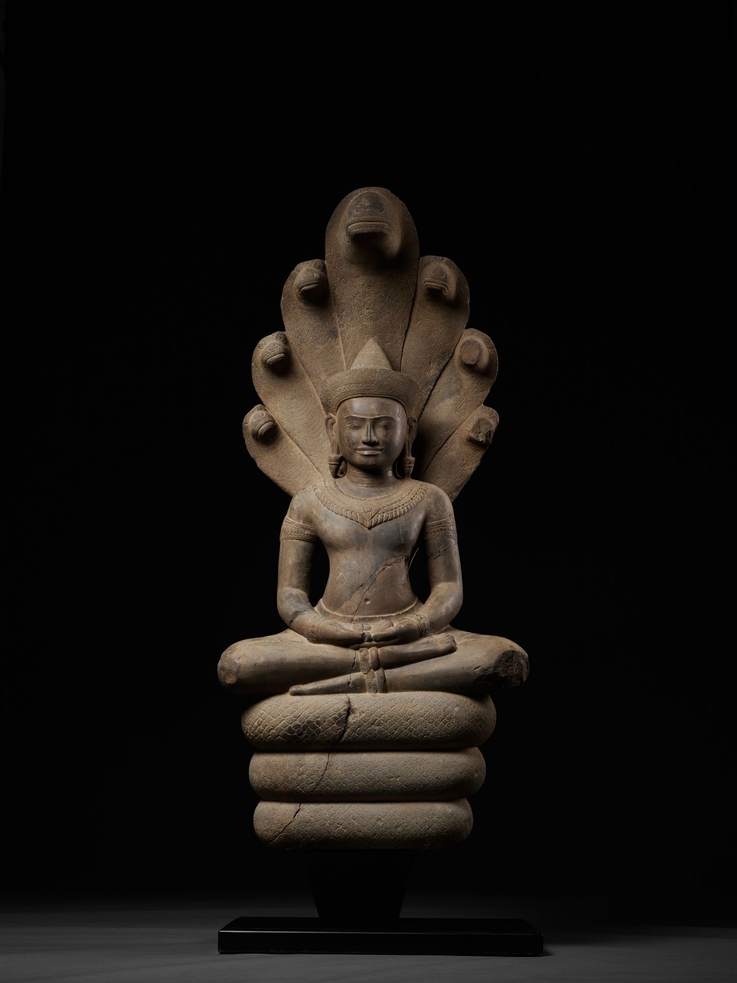 A MONUMENTAL SANDSTONE FIGURE OF BUDDHA MUCHALINDA, ANGKOR PERIOD - Bild 15 aus 15
