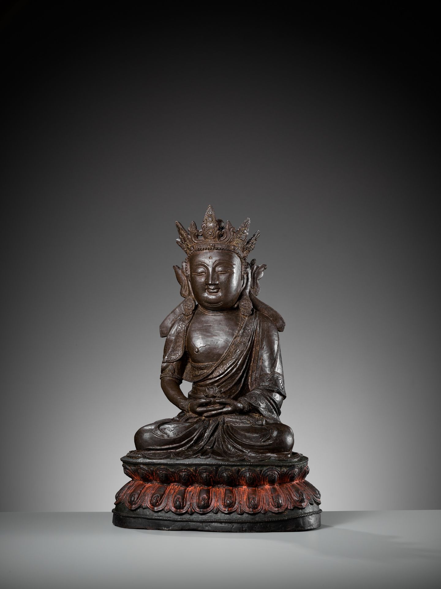 A MASSIVE BRONZE FIGURE OF AVALOKITESHVARA, DATED THIRD YEAR OF JIAJING, CORRESPONDING TO 1524 - Bild 6 aus 14