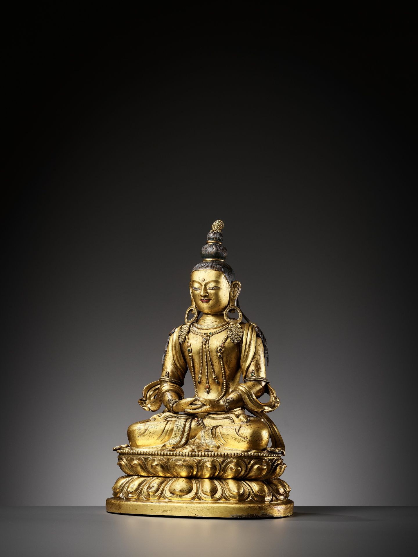 A CAST AND REPOUSSE GILT COPPER ALLOY FIGURE OF AMITAYUS, QIANLONG PERIOD - Image 7 of 12