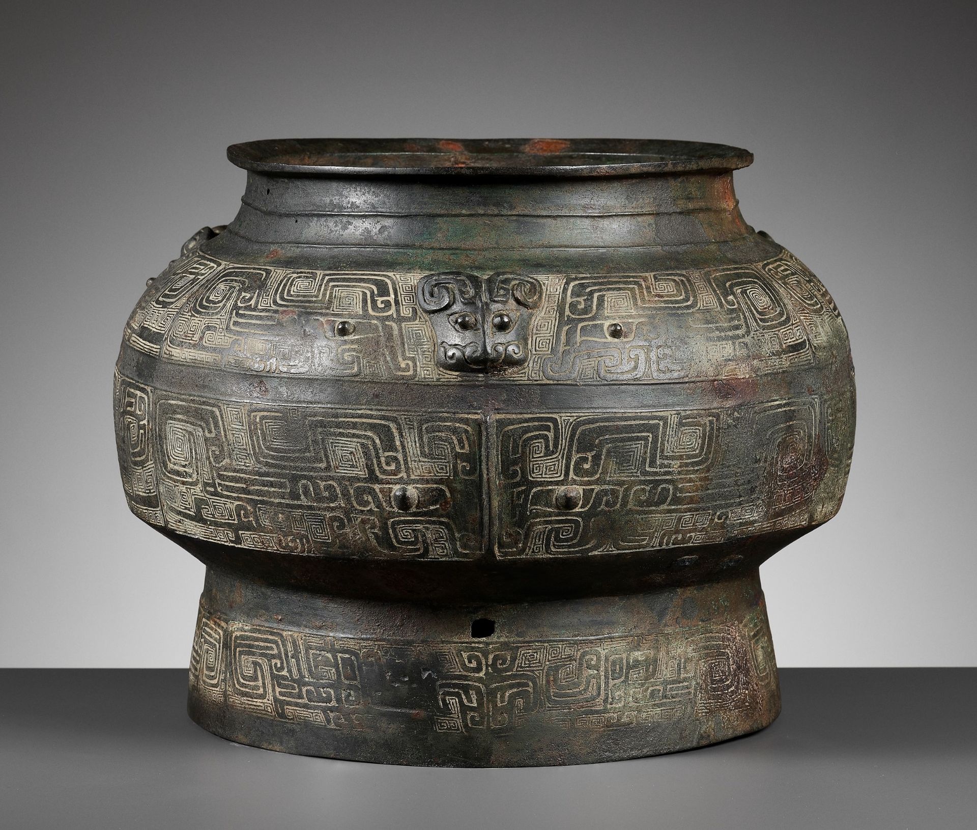 A LARGE AND FINELY CAST RITUAL BRONZE WINE VESSEL, POU, SHANG DYNASTY