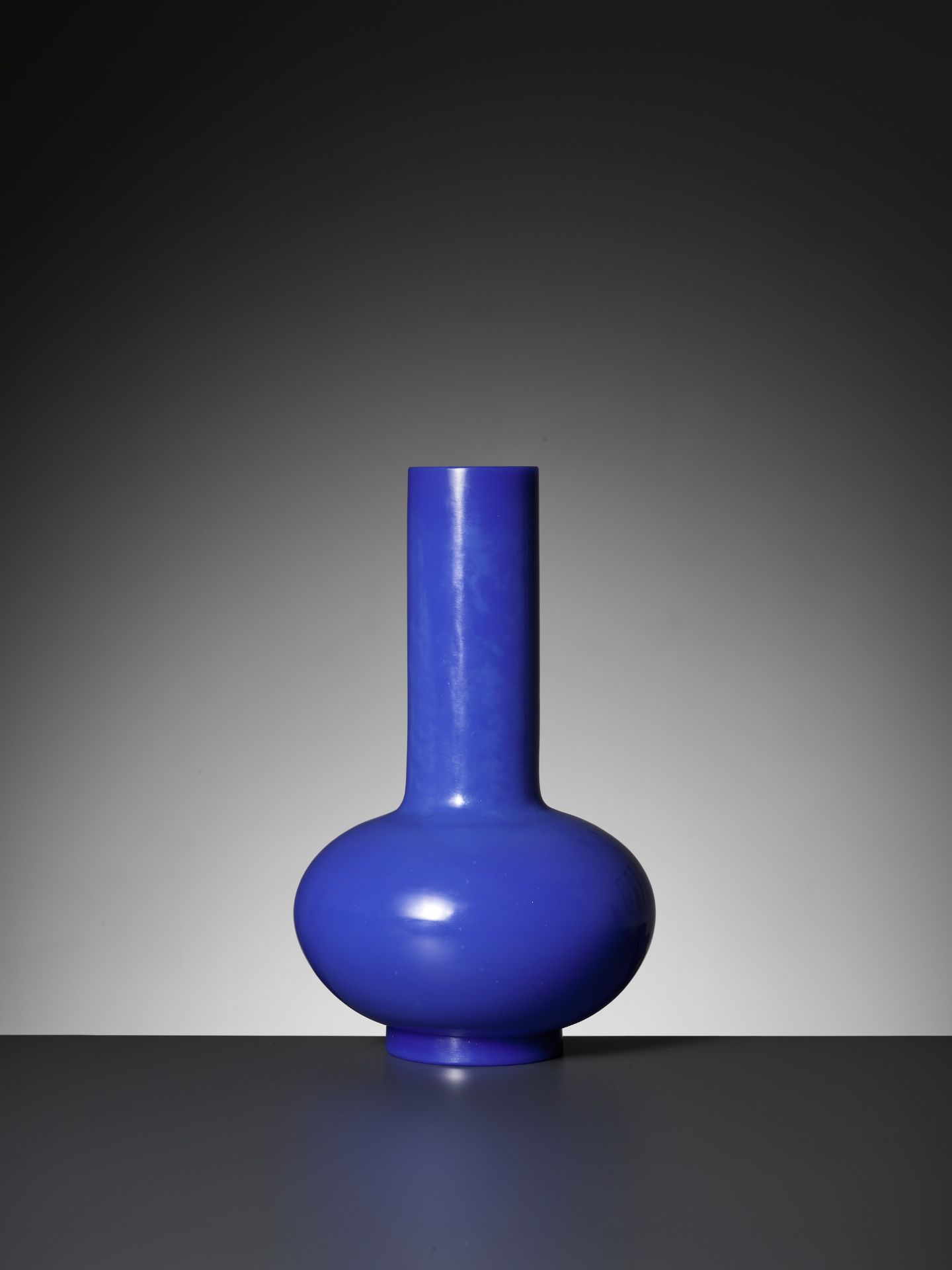 A BLUE GLASS BOTTLE VASE, 18TH CENTURY - Bild 7 aus 16