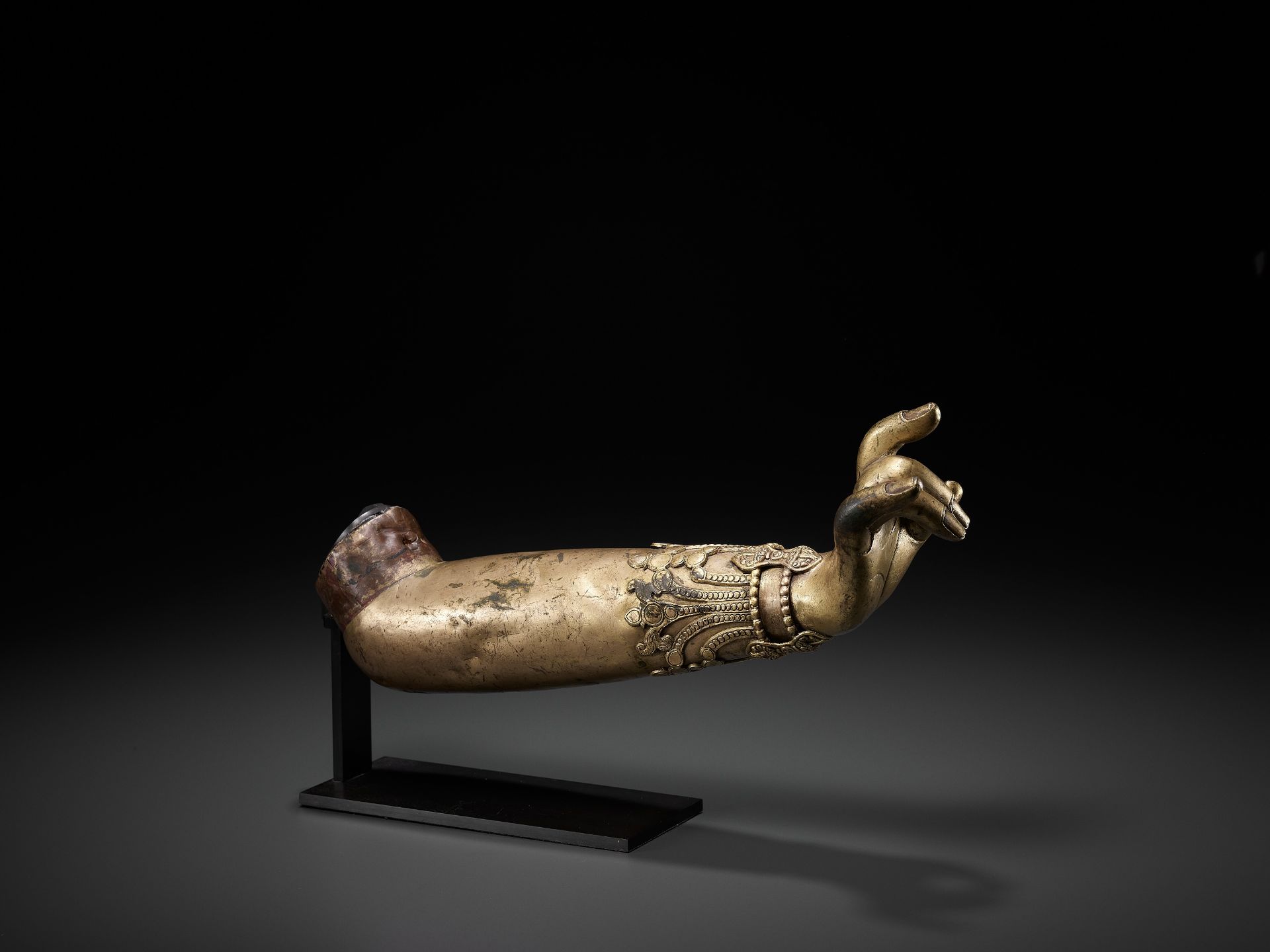A TIBETAN-CHINESE GILT COPPER-ALLOY ARM OF A BODHISATTVA, LATE MING TO EARLIER QING - Bild 8 aus 10