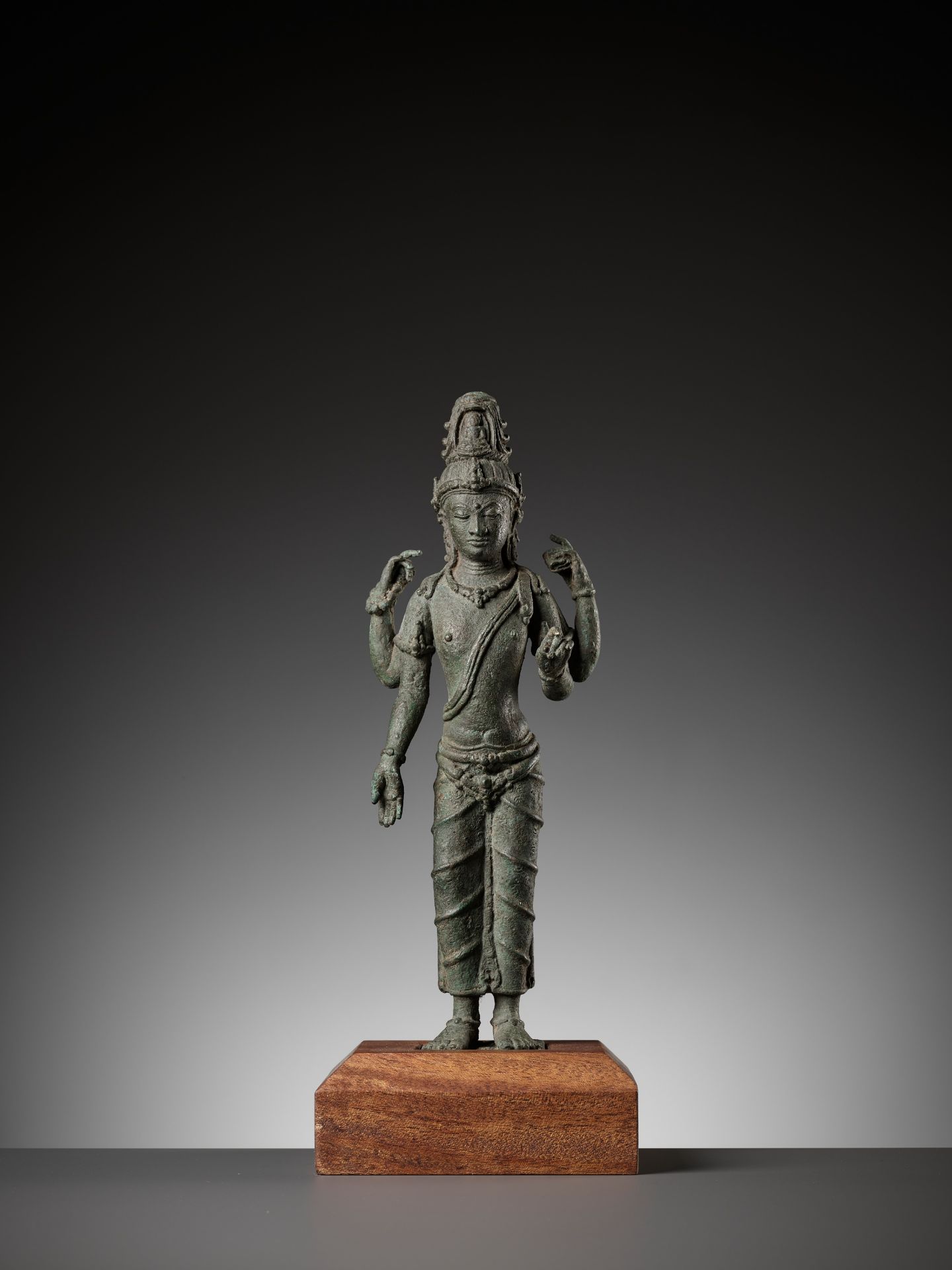 A RARE BRONZE FIGURE OF AVALOKITESHVARA, SRIVIJAYA PERIOD - Bild 3 aus 13