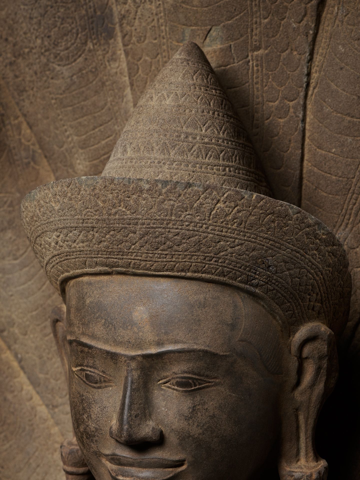 A MONUMENTAL SANDSTONE FIGURE OF BUDDHA MUCHALINDA, ANGKOR PERIOD - Bild 8 aus 15