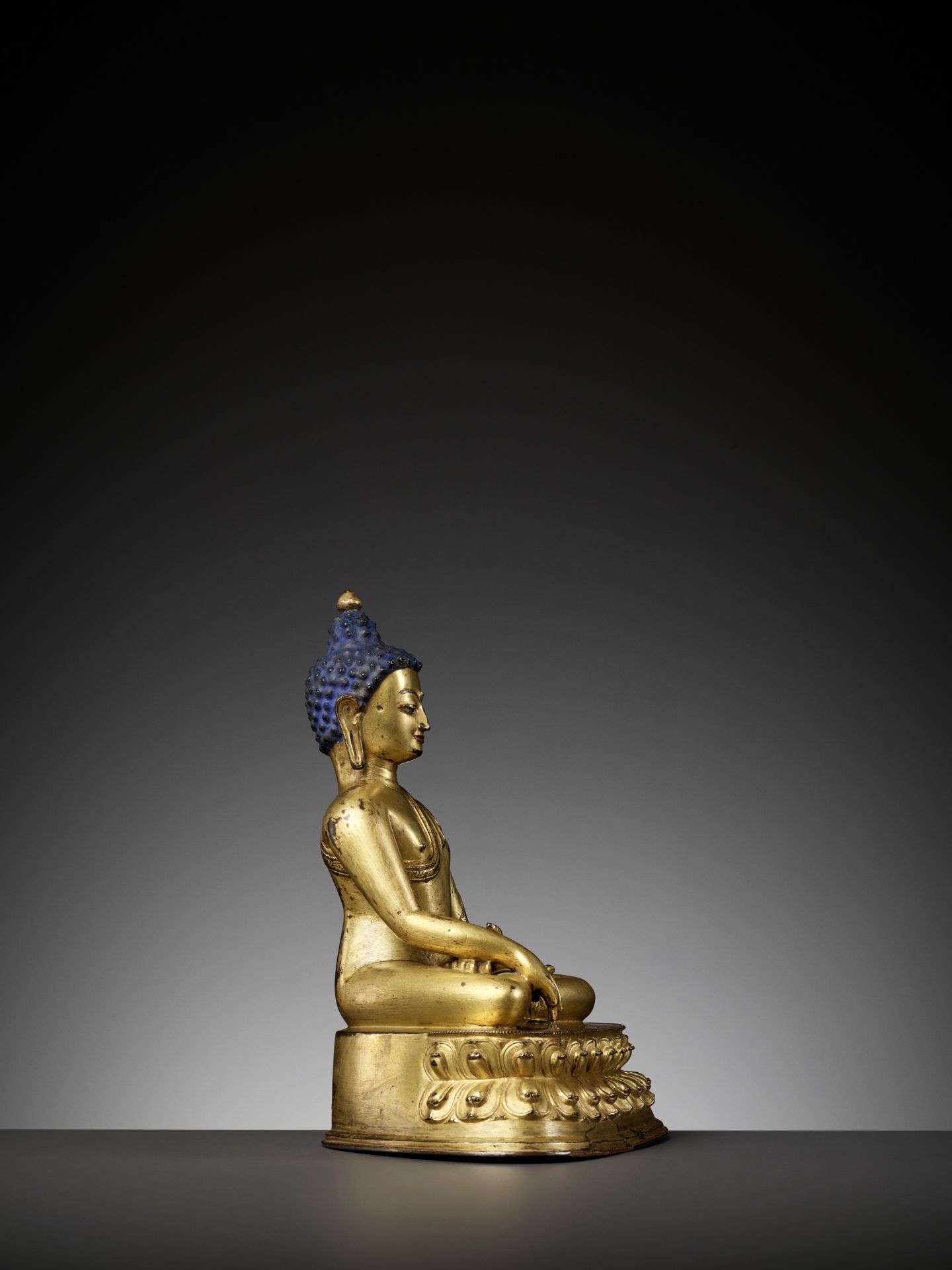 A GILT BRONZE FIGURE OF BUDDHA SHAKYAMUNI, 15TH CENTURY - Bild 8 aus 11