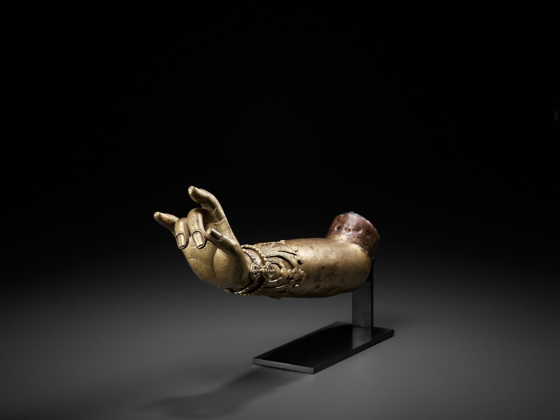 A TIBETAN-CHINESE GILT COPPER-ALLOY ARM OF A BODHISATTVA, LATE MING TO EARLIER QING - Bild 9 aus 10