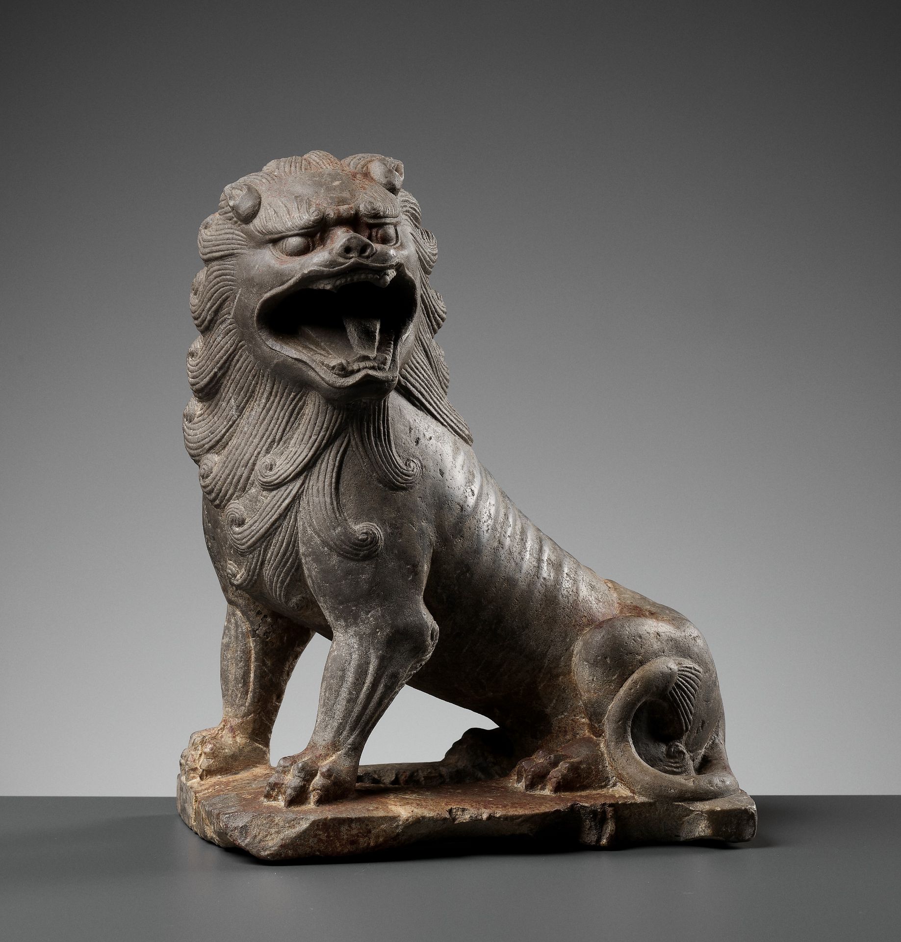 A SUPERBLY CARVED LIMESTONE FIGURE OF A LION, TANG DYNASTY - Bild 2 aus 19