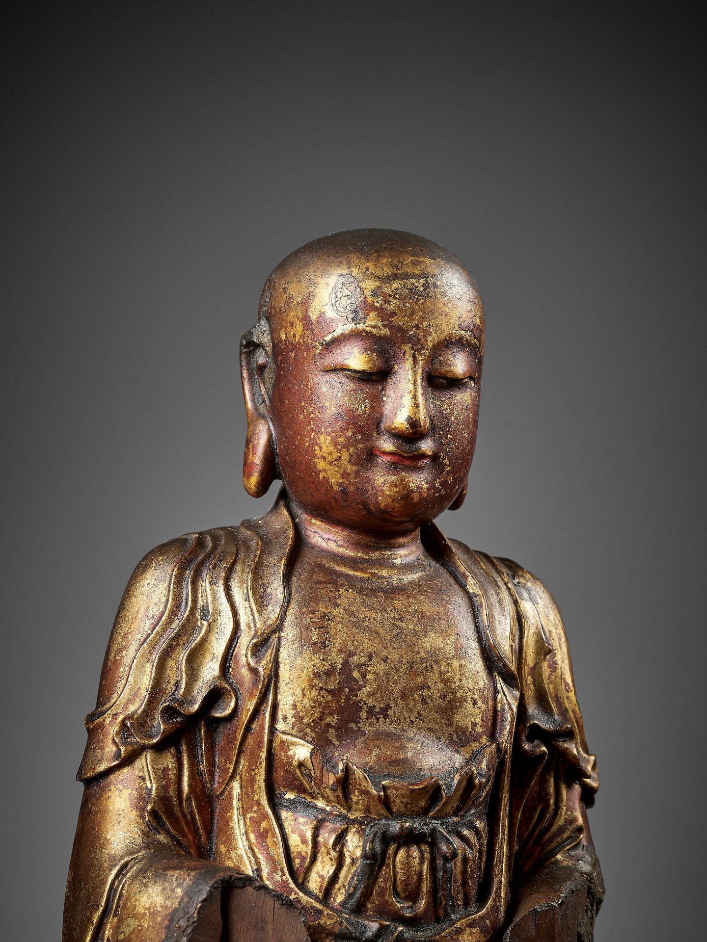 A GILT-LACQUERED WOOD FIGURE OF A LUOHAN, MING DYNASTY - Bild 2 aus 14