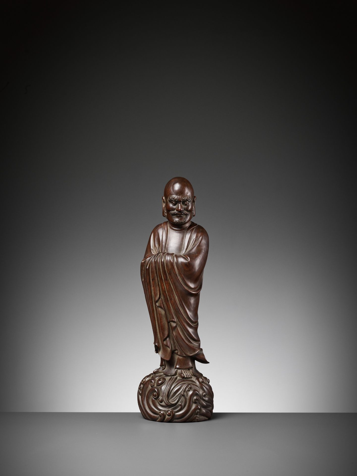 A LARGE HARDWOOD FIGURE OF DAMO (BODHIDHARMA), LATE MING TO EARLY QING DYNASTY - Bild 5 aus 10