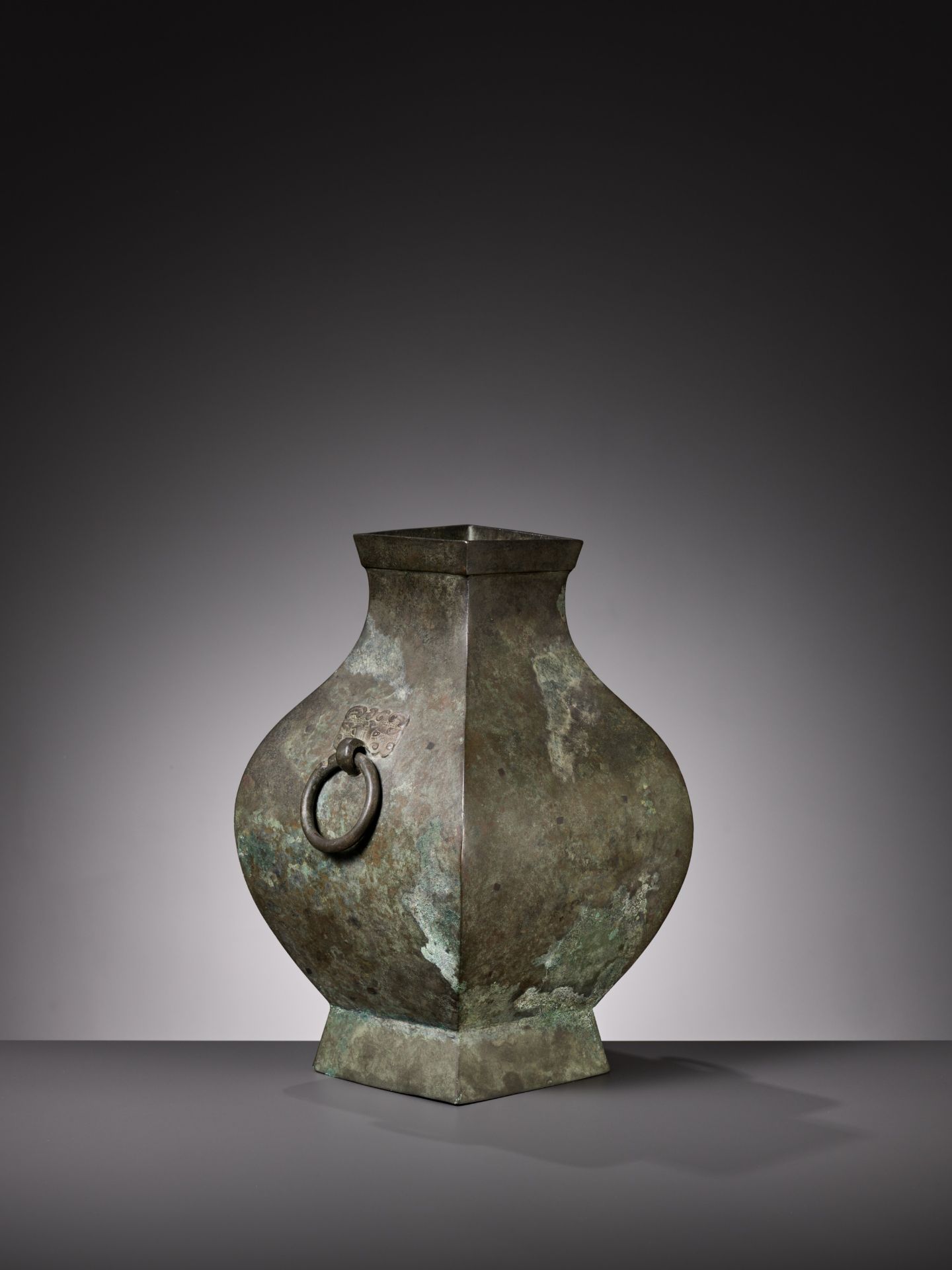 A BRONZE STORAGE VESSEL, FANGHU, HAN DYNASTY - Bild 9 aus 12