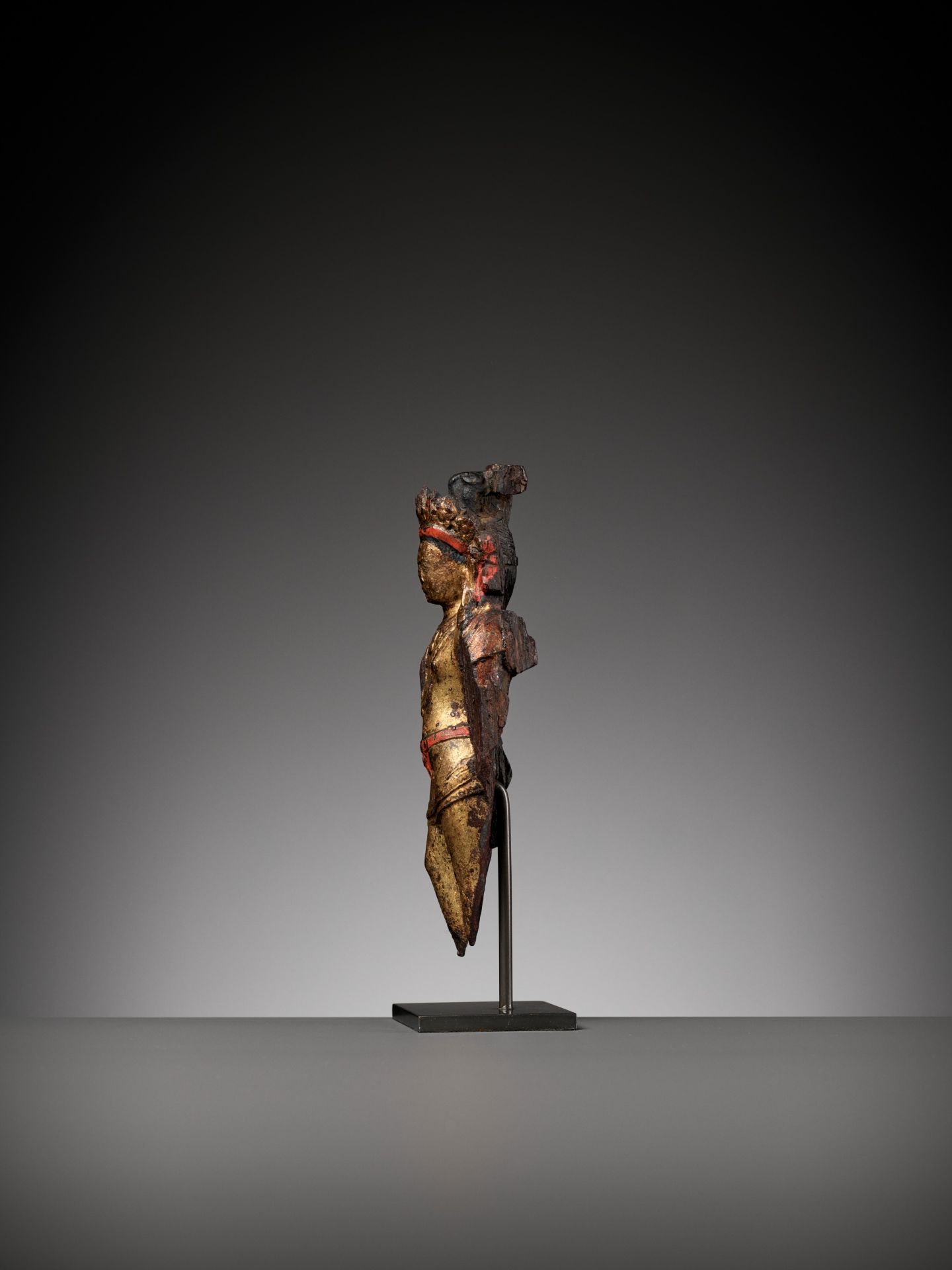 A GILT-LACQUERED HARDWOOD FIGURE OF A BODHISATTVA, 16TH-17TH CENTURY - Bild 5 aus 9