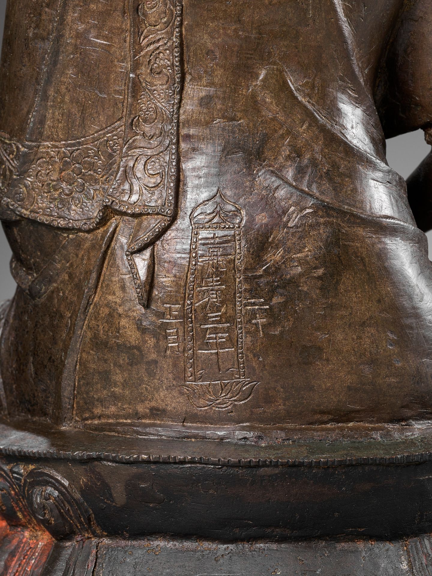 A MASSIVE BRONZE FIGURE OF AVALOKITESHVARA, DATED THIRD YEAR OF JIAJING, CORRESPONDING TO 1524 - Bild 3 aus 14