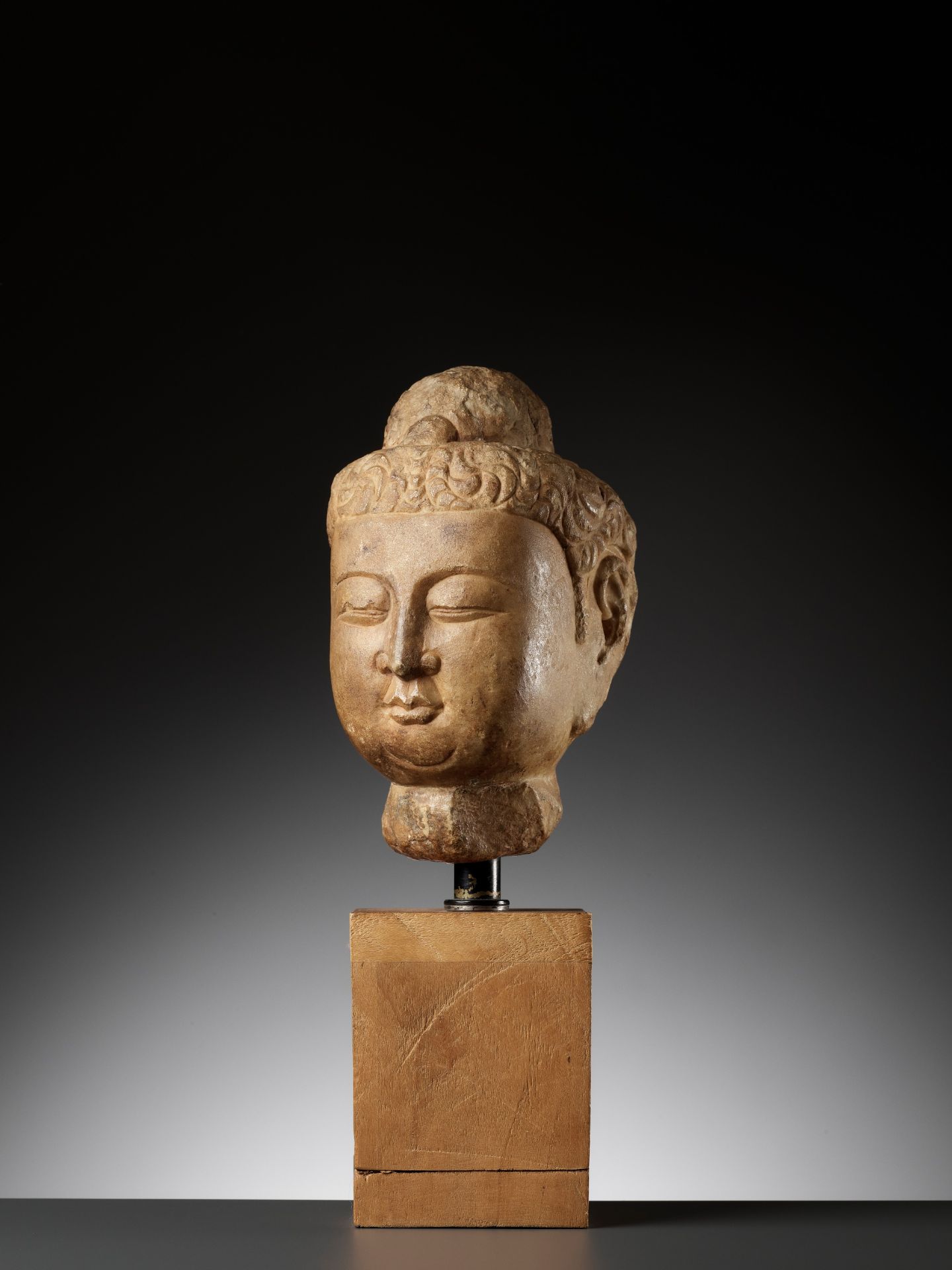 A MARBLE HEAD OF BUDDHA, TANG DYNASTY - Bild 7 aus 15