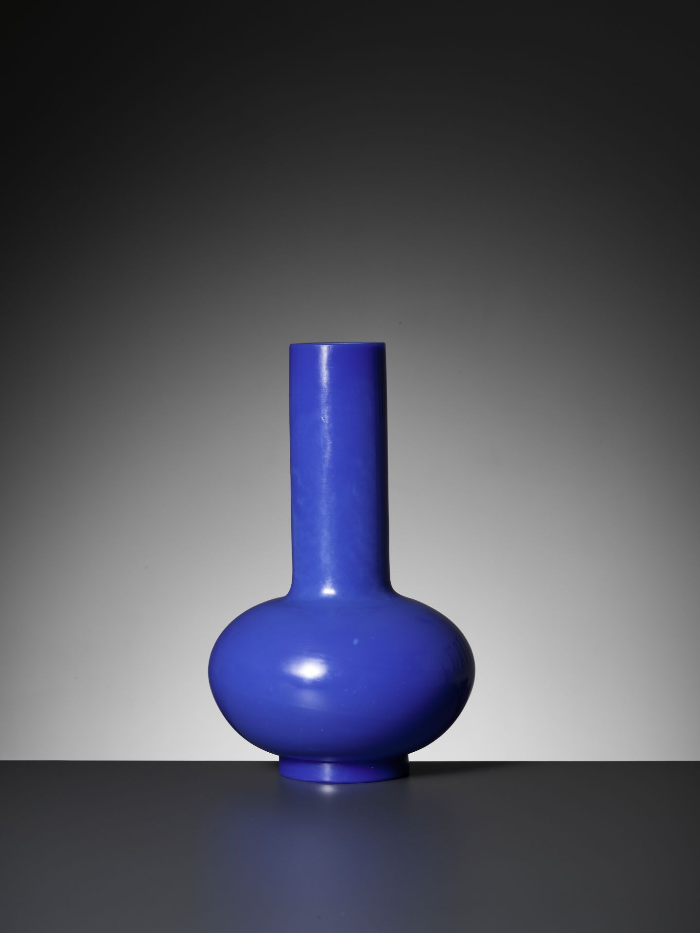 A BLUE GLASS BOTTLE VASE, 18TH CENTURY - Bild 4 aus 16